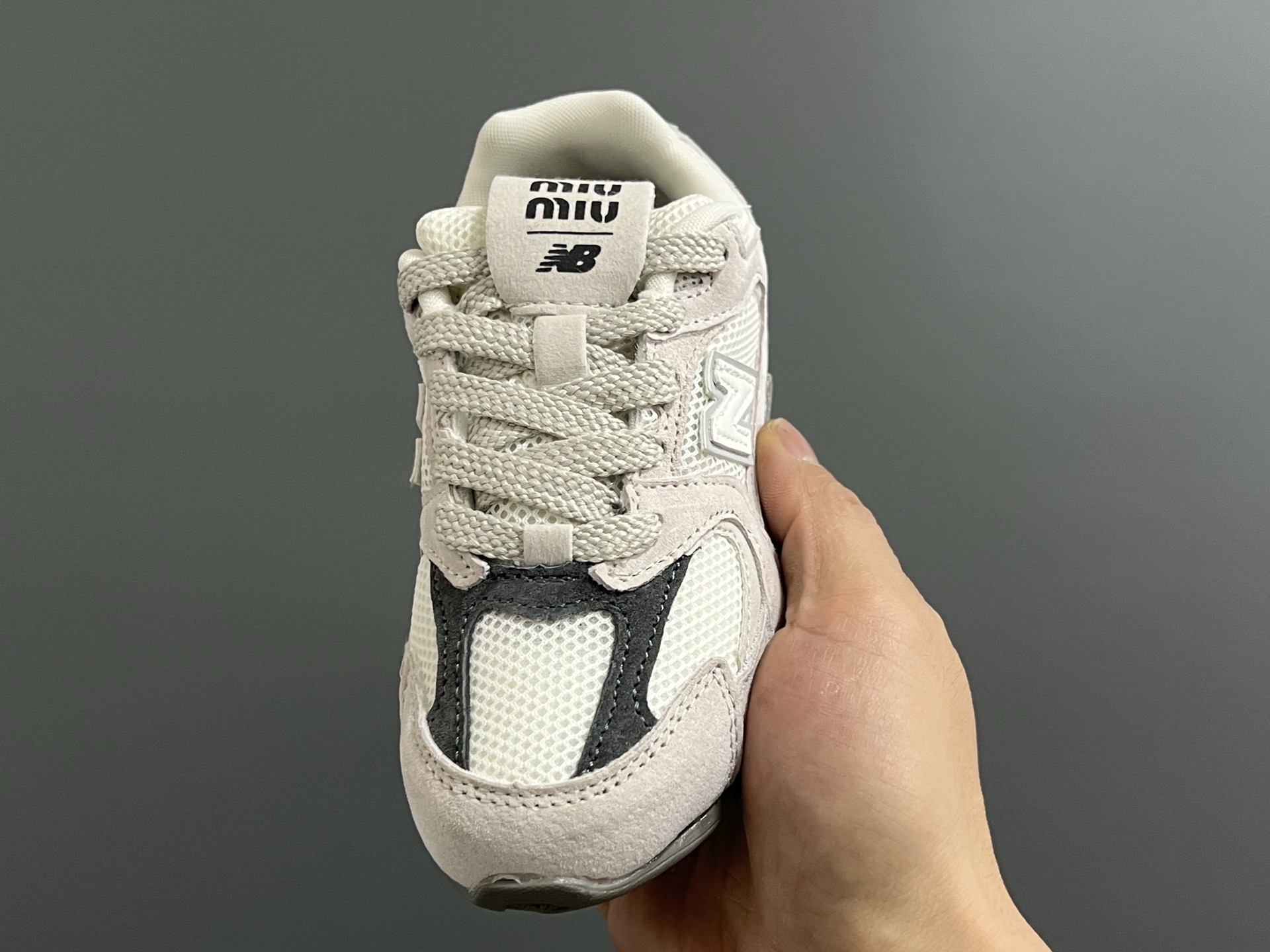 图片[3]-牛B 联名网面儿童鞋带扣休闲鞋 尺码：24-37码 经典NB MIUMIU联名系列🆕 附赠一对鞋带扣，穿脱超方便✌🏻 优质麂皮网面拼接☁️ 橡胶耐磨防滑大底，脚感超赞👍🏻-选品中心