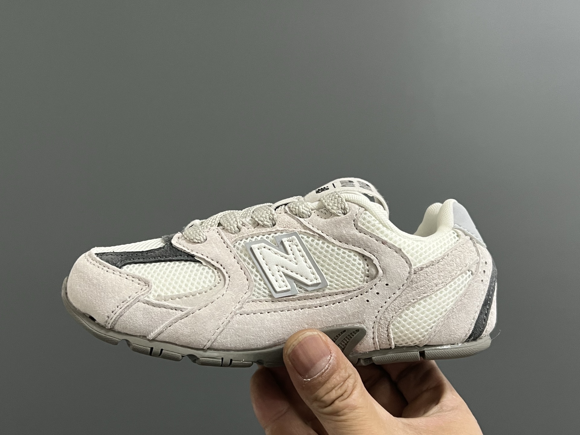 图片[4]-牛B 联名网面儿童鞋带扣休闲鞋 尺码：24-37码 经典NB MIUMIU联名系列🆕 附赠一对鞋带扣，穿脱超方便✌🏻 优质麂皮网面拼接☁️ 橡胶耐磨防滑大底，脚感超赞👍🏻-选品中心