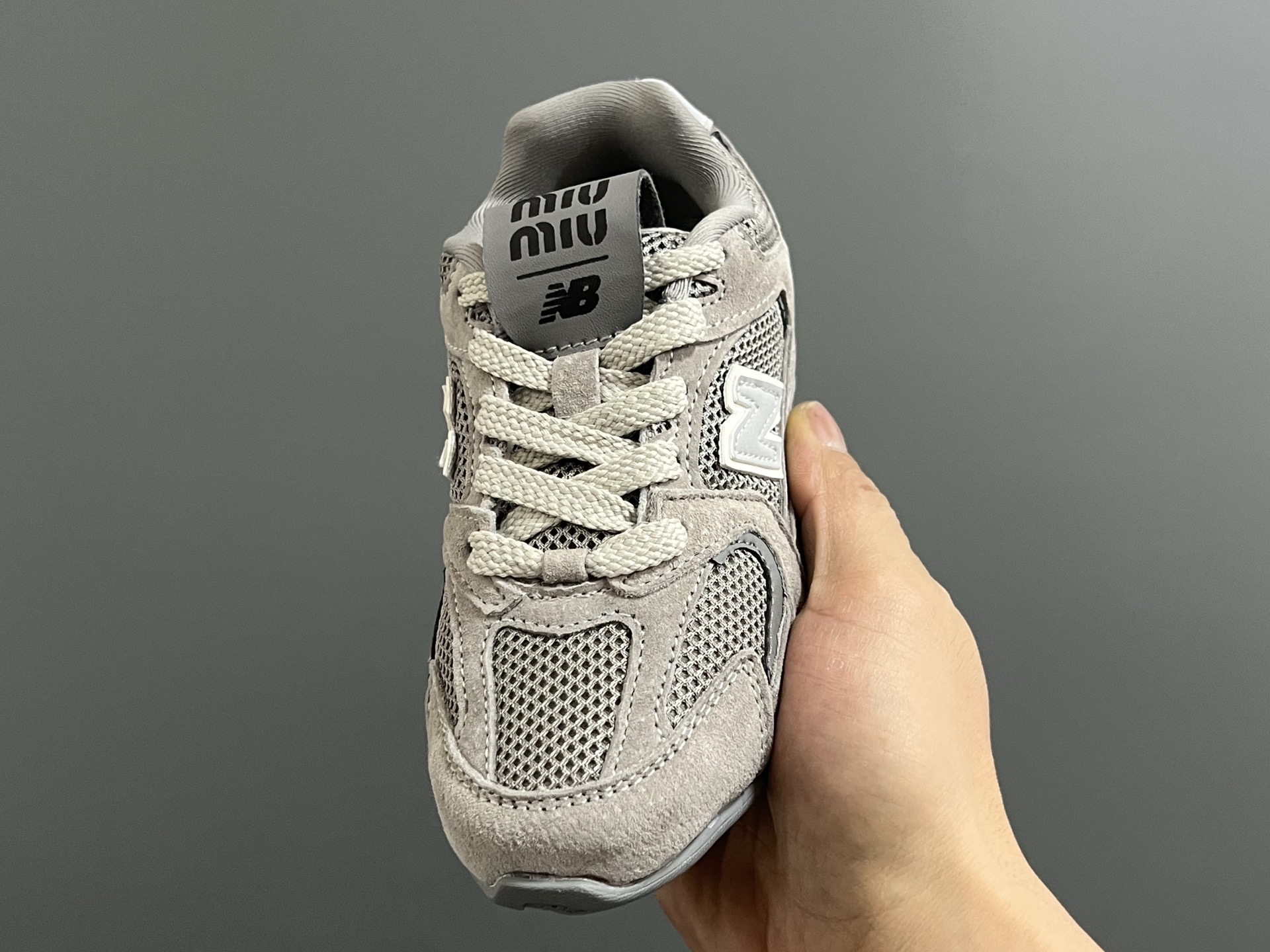 图片[3]-牛B 联名网面儿童鞋带扣休闲鞋 尺码：24-37码 经典NB MIUMIU联名系列🆕 附赠一对鞋带扣，穿脱超方便✌🏻 优质麂皮网面拼接☁️ 橡胶耐磨防滑大底，脚感超赞👍🏻-选品中心