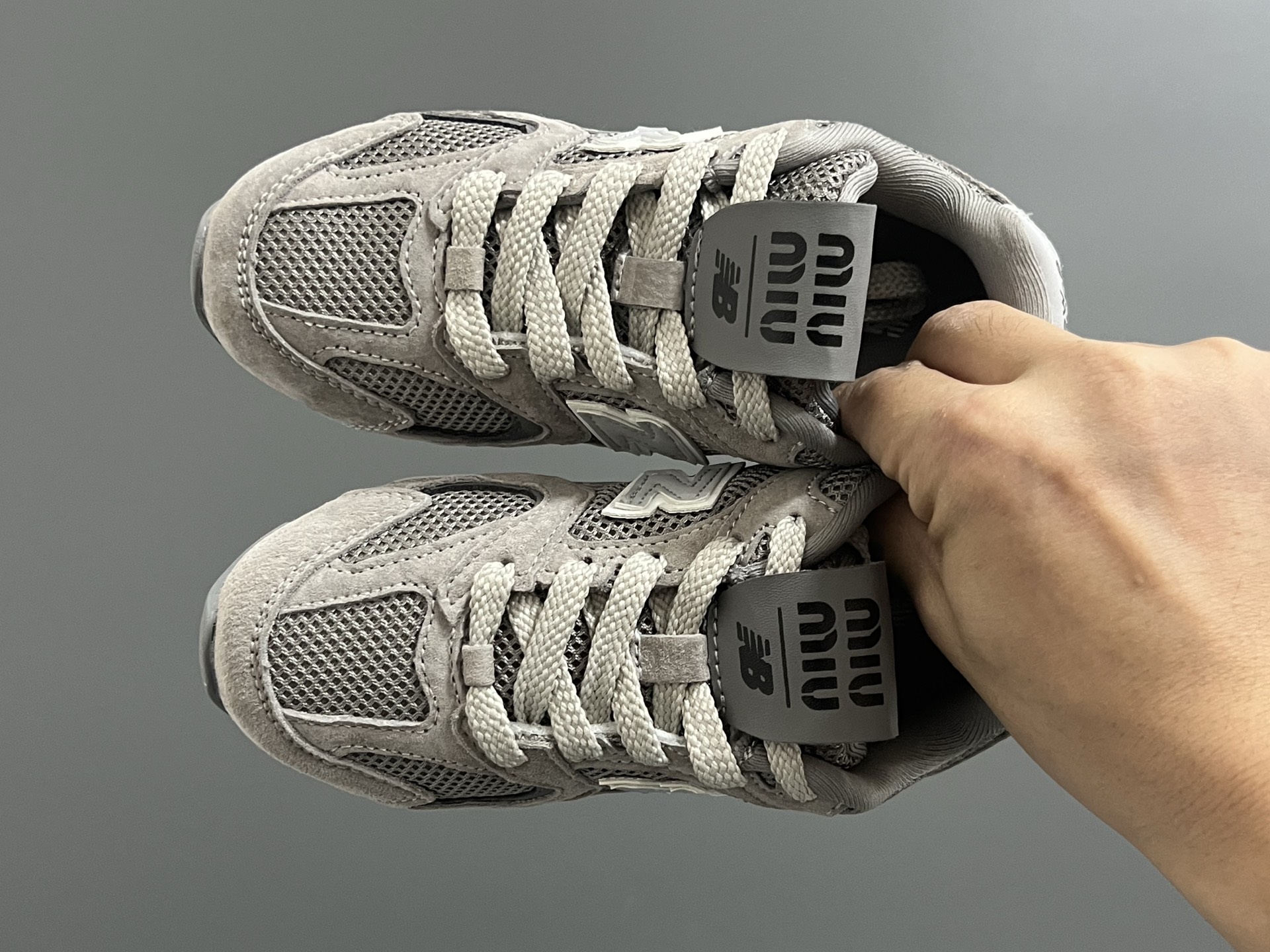 牛B 联名网面儿童鞋带扣休闲鞋 尺码：24-37码 经典NB MIUMIU联名系列🆕 附赠一对鞋带扣，穿脱超方便✌🏻 优质麂皮网面拼接☁️ 橡胶耐磨防滑大底，脚感超赞👍🏻-选品中心