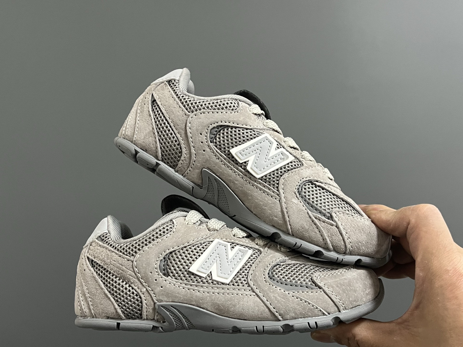 图片[9]-牛B 联名网面儿童鞋带扣休闲鞋 尺码：24-37码 经典NB MIUMIU联名系列🆕 附赠一对鞋带扣，穿脱超方便✌🏻 优质麂皮网面拼接☁️ 橡胶耐磨防滑大底，脚感超赞👍🏻-选品中心