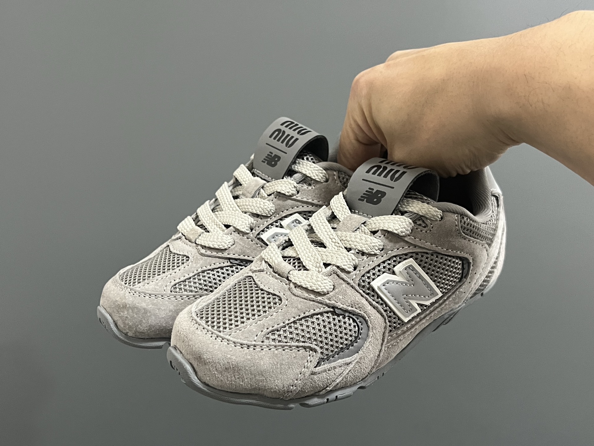 图片[2]-牛B 联名网面儿童鞋带扣休闲鞋 尺码：24-37码 经典NB MIUMIU联名系列🆕 附赠一对鞋带扣，穿脱超方便✌🏻 优质麂皮网面拼接☁️ 橡胶耐磨防滑大底，脚感超赞👍🏻-选品中心