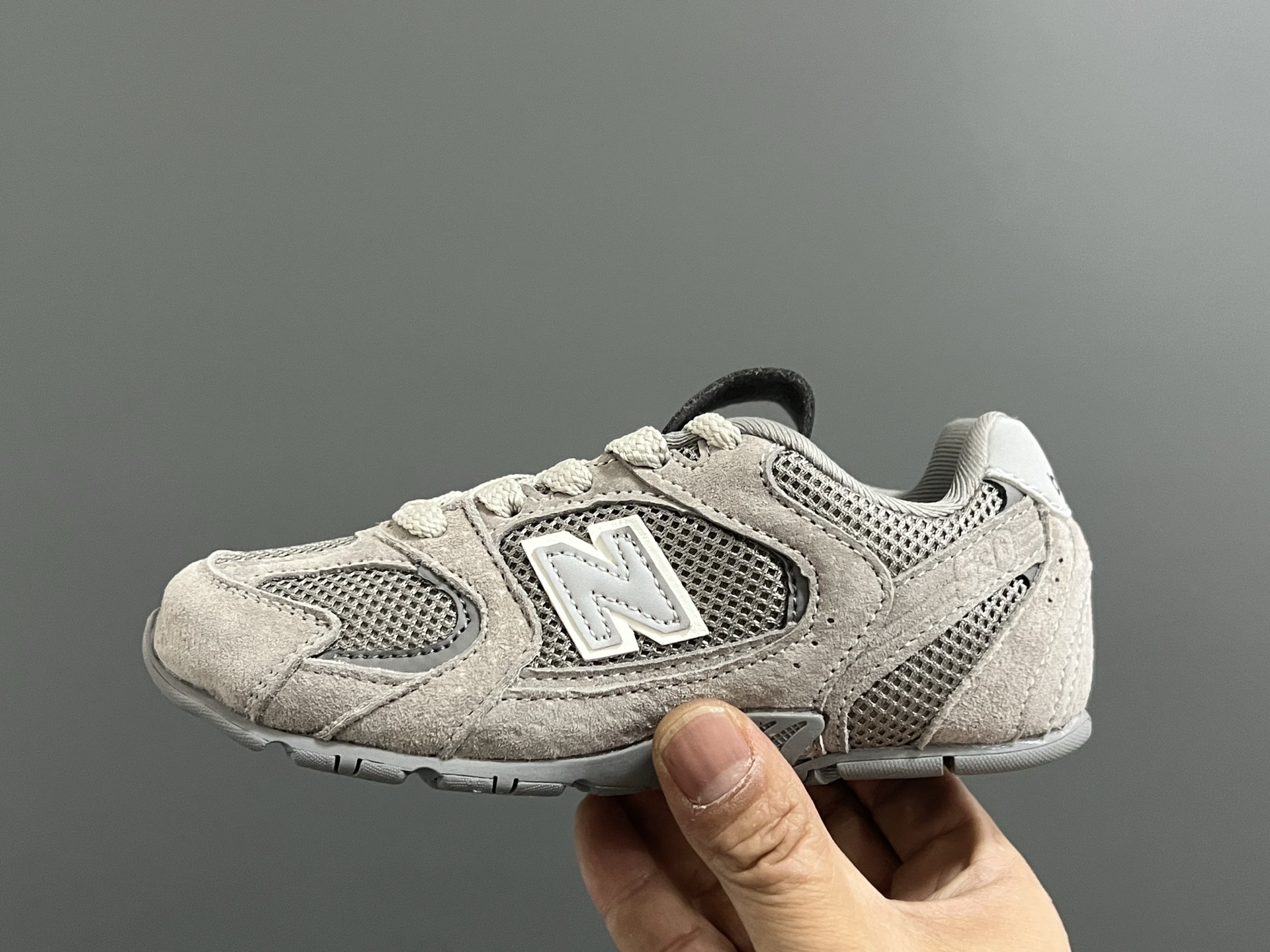 图片[4]-牛B 联名网面儿童鞋带扣休闲鞋 尺码：24-37码 经典NB MIUMIU联名系列🆕 附赠一对鞋带扣，穿脱超方便✌🏻 优质麂皮网面拼接☁️ 橡胶耐磨防滑大底，脚感超赞👍🏻-选品中心