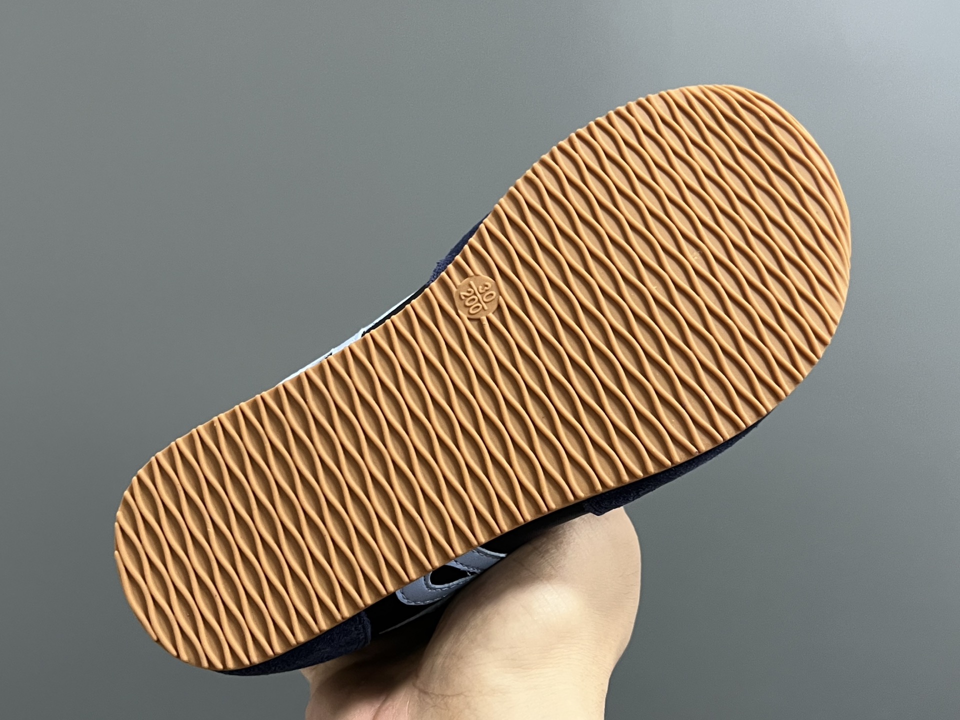 图片[5]-罗意威正确版鞋带儿童休闲鞋 尺码：26-37码 经典罗意威款式🆕 正确版不对称鞋头设计👍🏻 优质皮料拼接，质感满满💯 附赠鞋带扣，穿脱超方便✌🏻. 橡胶耐磨防滑大底，脚感超舒适☁️-选品中心