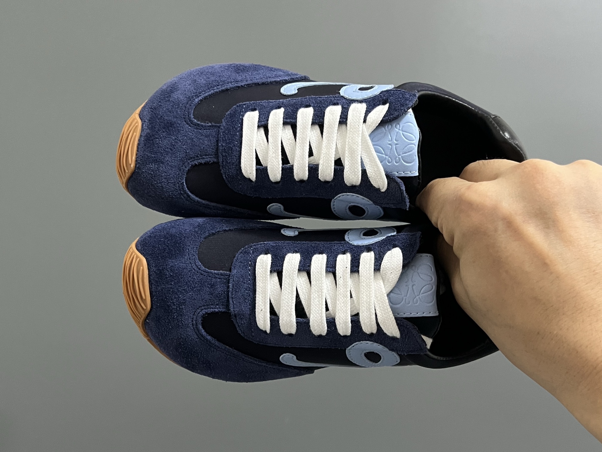 罗意威正确版鞋带儿童休闲鞋 尺码：26-37码 经典罗意威款式🆕 正确版不对称鞋头设计👍🏻 优质皮料拼接，质感满满💯 附赠鞋带扣，穿脱超方便✌🏻. 橡胶耐磨防滑大底，脚感超舒适☁️-选品中心