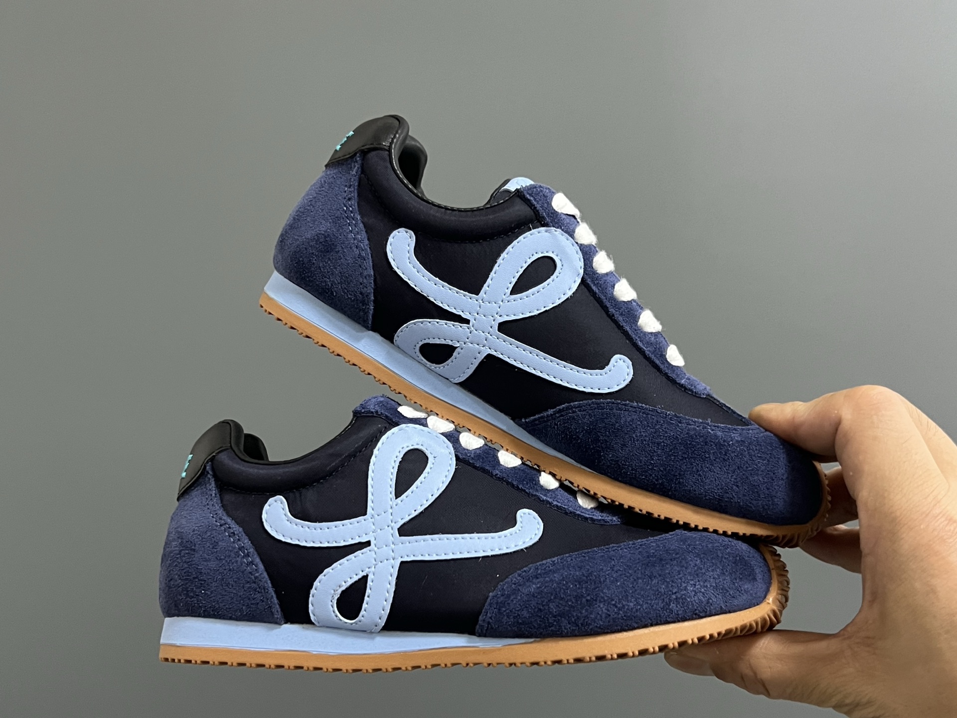 图片[9]-罗意威正确版鞋带儿童休闲鞋 尺码：26-37码 经典罗意威款式🆕 正确版不对称鞋头设计👍🏻 优质皮料拼接，质感满满💯 附赠鞋带扣，穿脱超方便✌🏻. 橡胶耐磨防滑大底，脚感超舒适☁️-选品中心