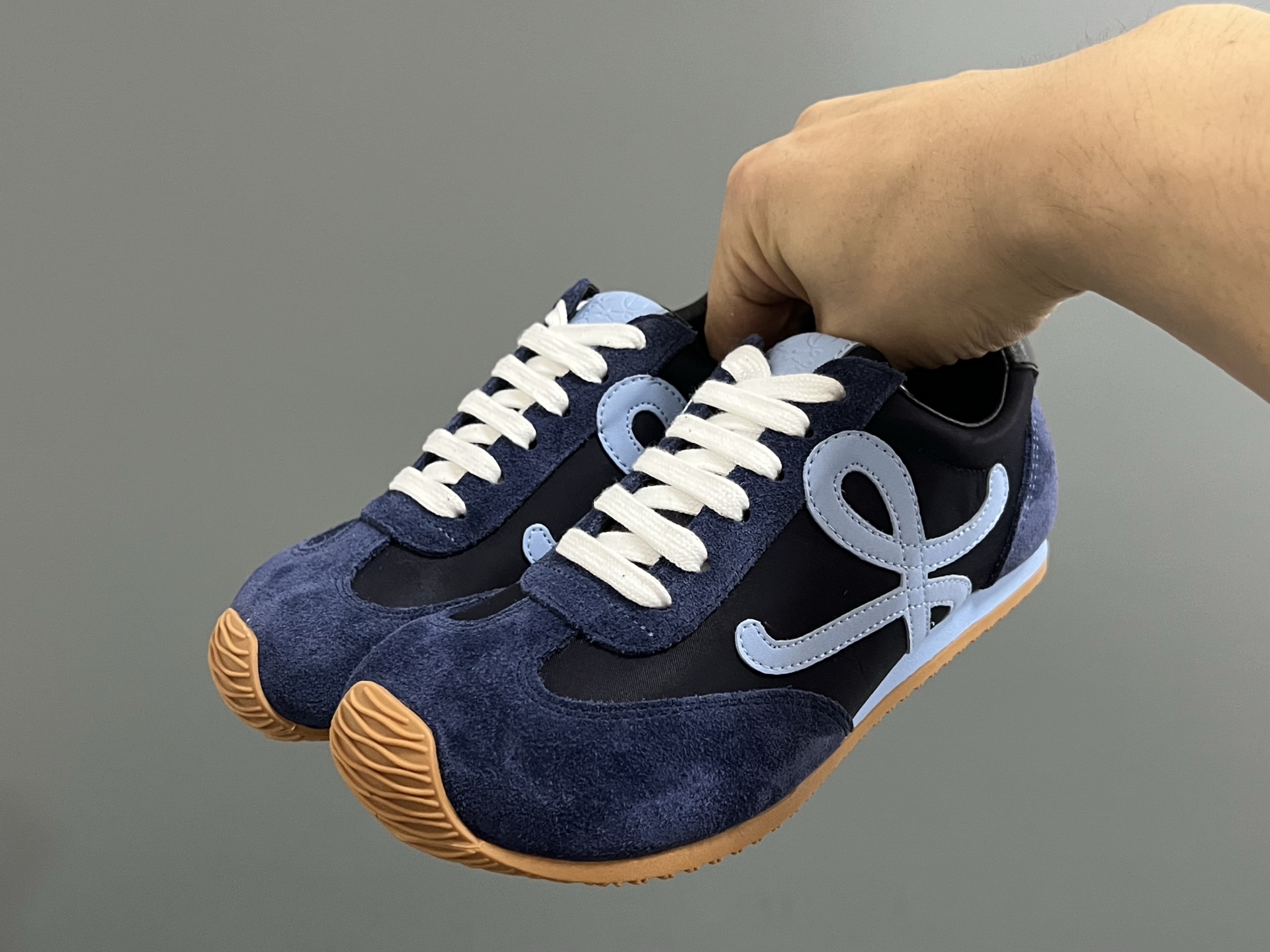 图片[2]-罗意威正确版鞋带儿童休闲鞋 尺码：26-37码 经典罗意威款式🆕 正确版不对称鞋头设计👍🏻 优质皮料拼接，质感满满💯 附赠鞋带扣，穿脱超方便✌🏻. 橡胶耐磨防滑大底，脚感超舒适☁️-选品中心