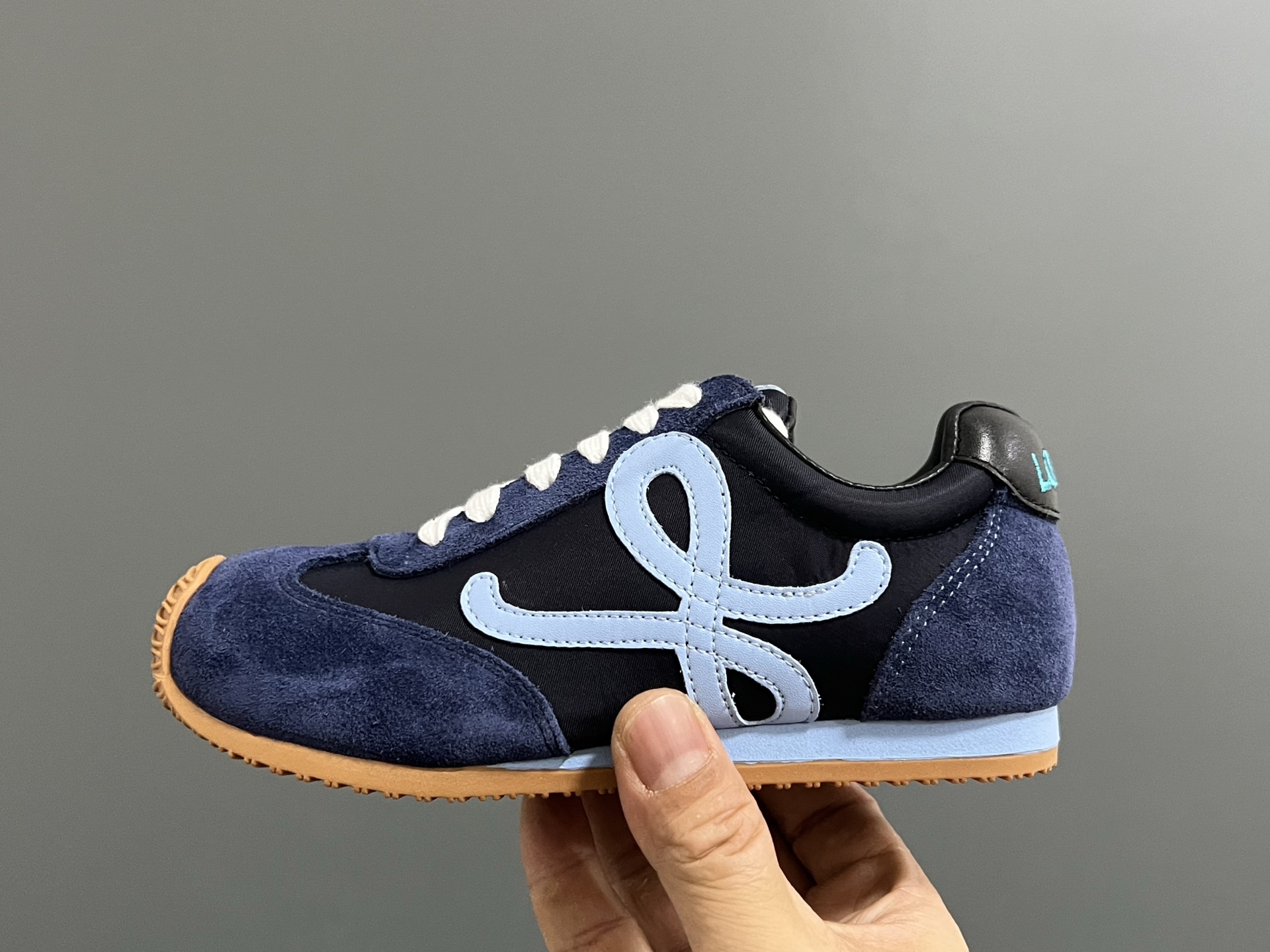 图片[4]-罗意威正确版鞋带儿童休闲鞋 尺码：26-37码 经典罗意威款式🆕 正确版不对称鞋头设计👍🏻 优质皮料拼接，质感满满💯 附赠鞋带扣，穿脱超方便✌🏻. 橡胶耐磨防滑大底，脚感超舒适☁️-选品中心