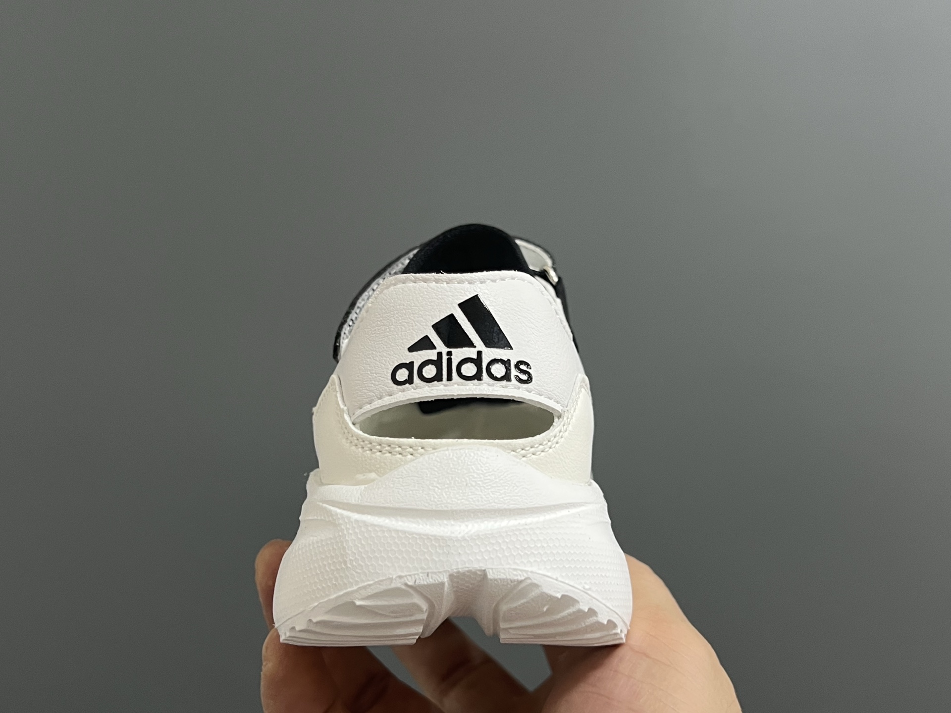 图片[5]-A家新款摇摆儿童凉鞋 尺码：26-35码 镂空设计，透气又舒适☁️ 魔术贴➕松紧带，穿脱便捷✌🏻 超轻耐磨防滑大底，脚感超赞👍🏻-选品中心