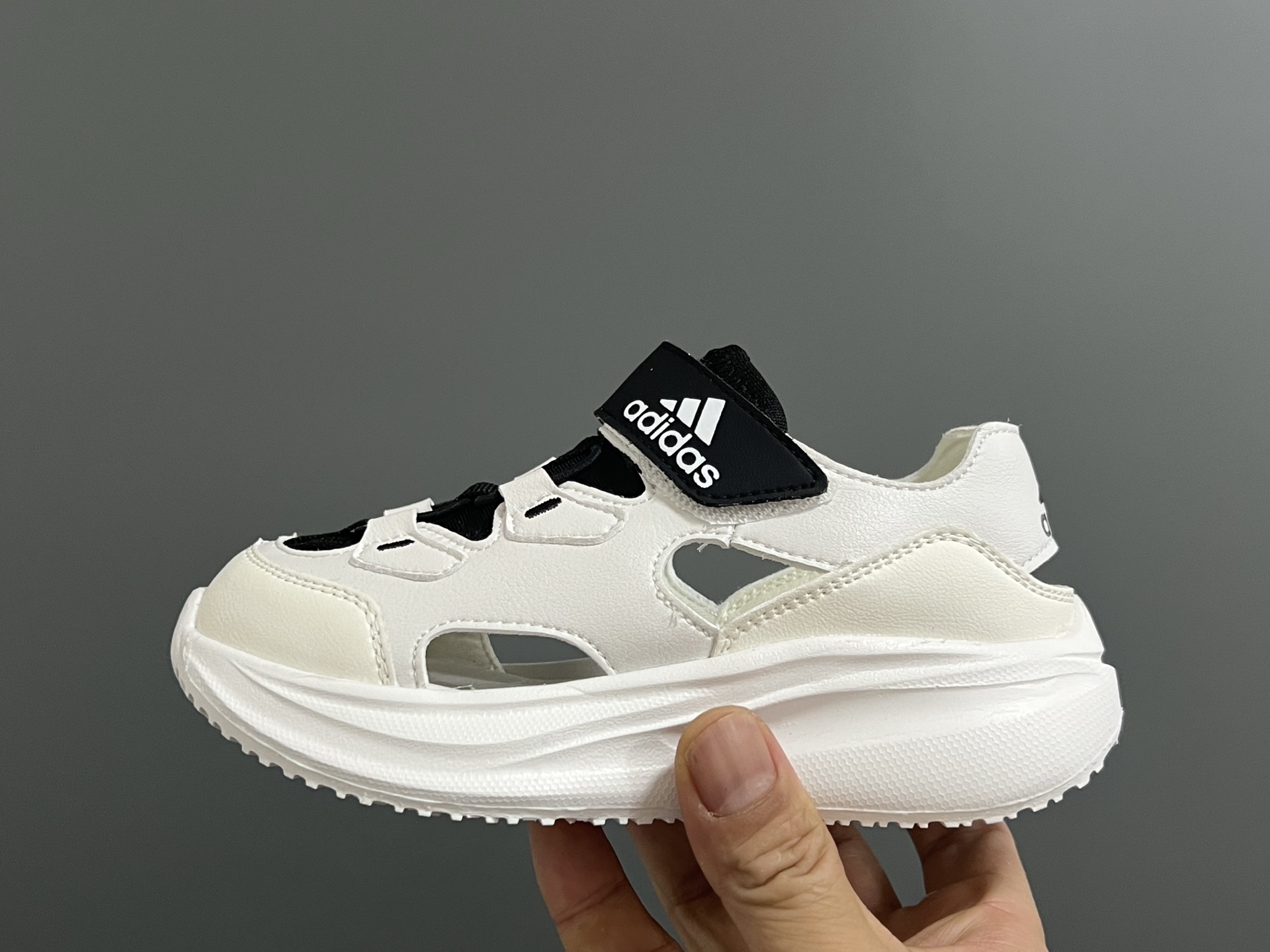 图片[4]-A家新款摇摆儿童凉鞋 尺码：26-35码 镂空设计，透气又舒适☁️ 魔术贴➕松紧带，穿脱便捷✌🏻 超轻耐磨防滑大底，脚感超赞👍🏻-选品中心