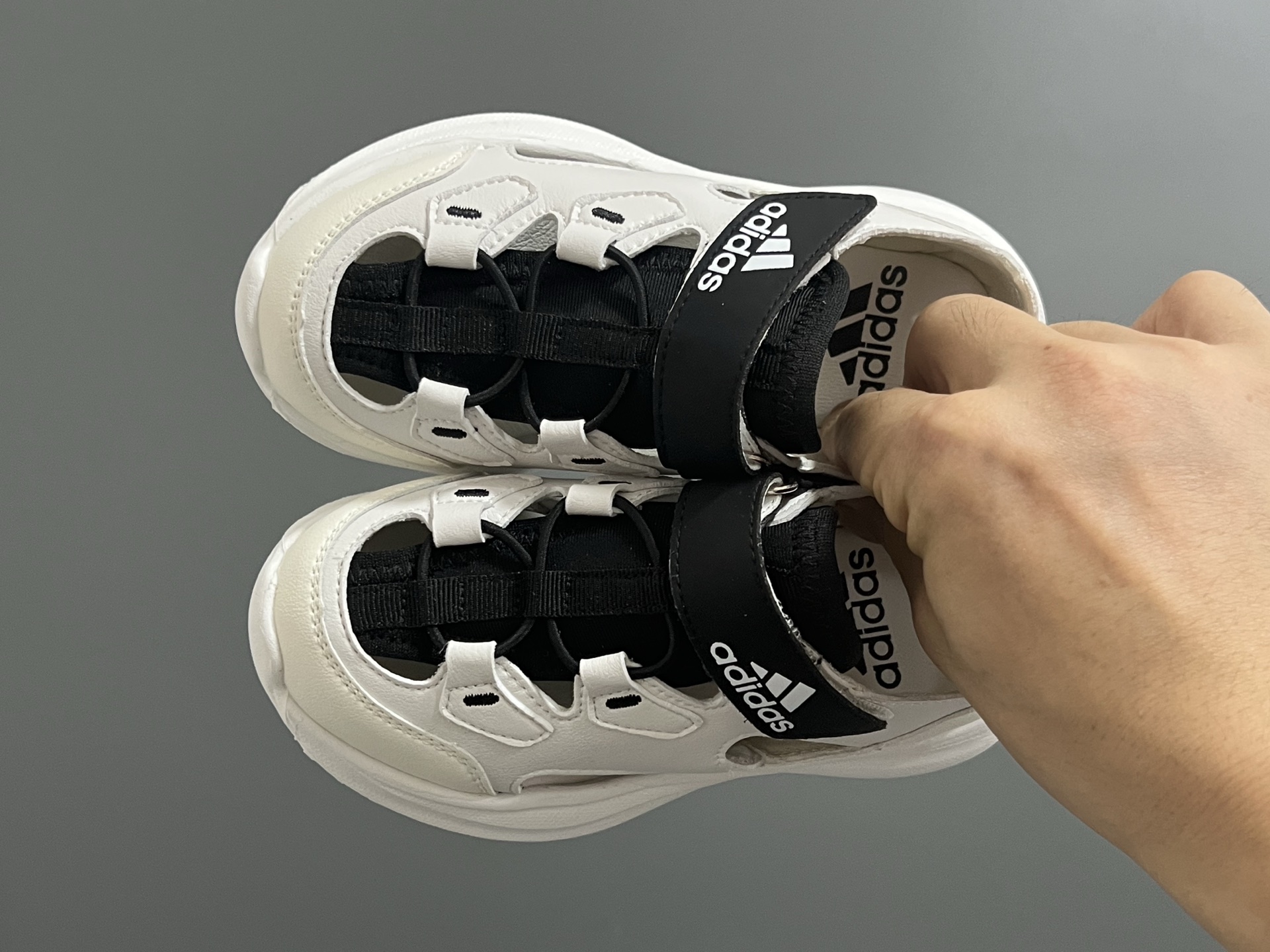 图片[2]-A家新款摇摆儿童凉鞋 尺码：26-35码 镂空设计，透气又舒适☁️ 魔术贴➕松紧带，穿脱便捷✌🏻 超轻耐磨防滑大底，脚感超赞👍🏻-选品中心