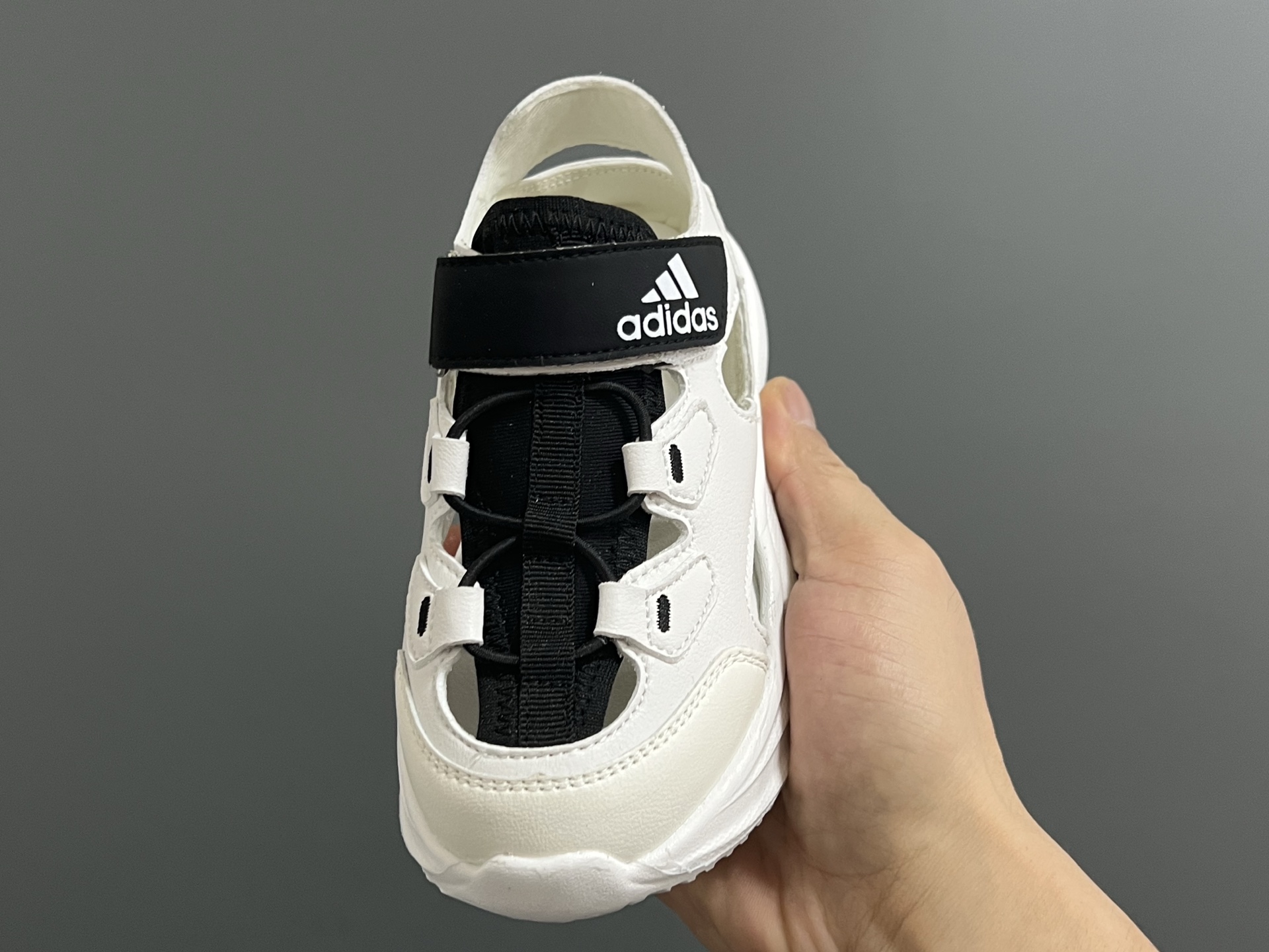 图片[3]-A家新款摇摆儿童凉鞋 尺码：26-35码 镂空设计，透气又舒适☁️ 魔术贴➕松紧带，穿脱便捷✌🏻 超轻耐磨防滑大底，脚感超赞👍🏻-选品中心