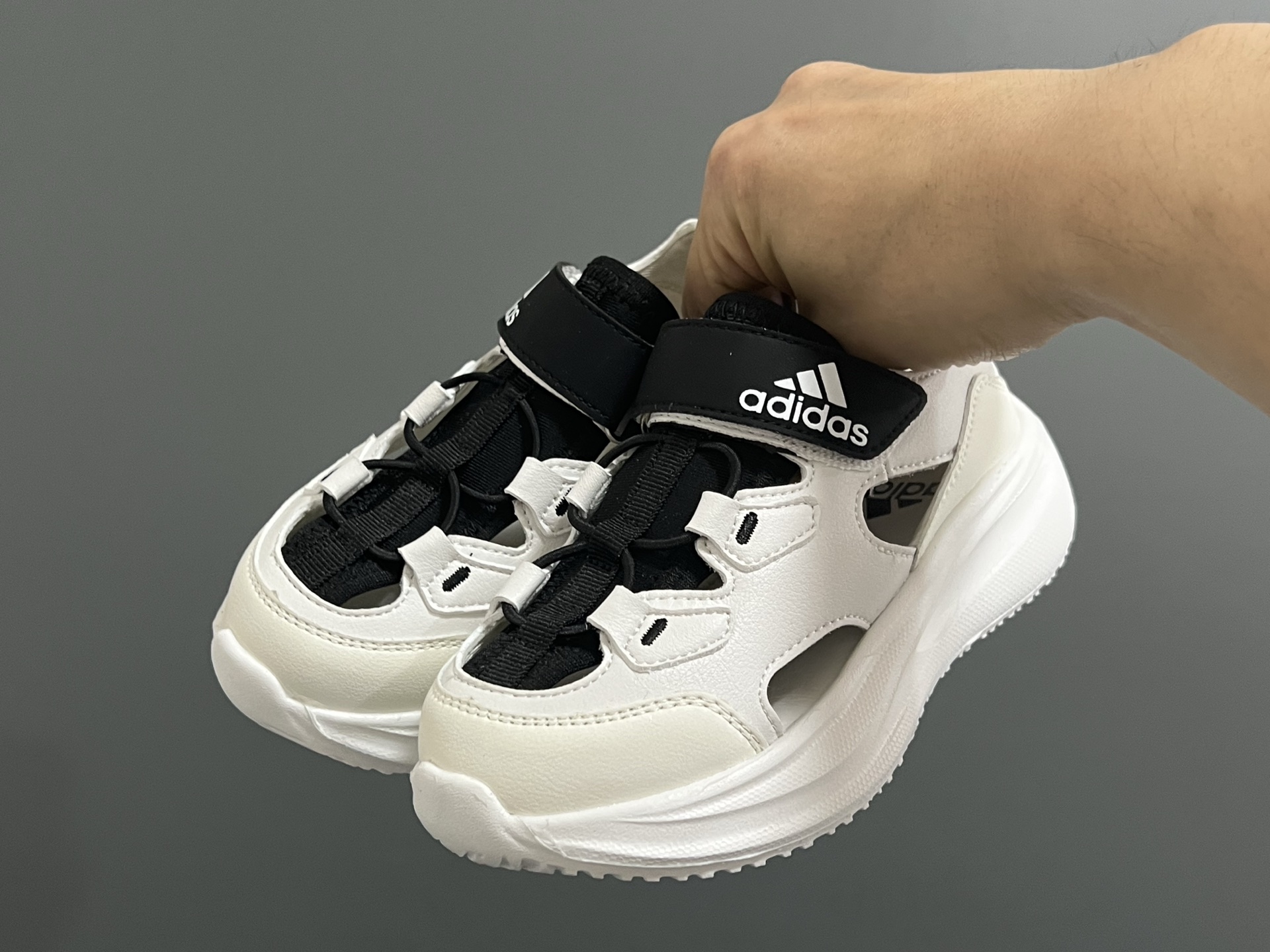 A家新款摇摆儿童凉鞋 尺码：26-35码 镂空设计，透气又舒适☁️ 魔术贴➕松紧带，穿脱便捷✌🏻 超轻耐磨防滑大底，脚感超赞👍🏻-选品中心