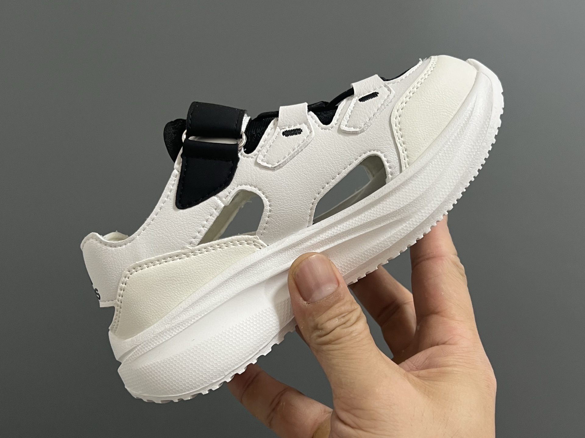 图片[7]-A家新款摇摆儿童凉鞋 尺码：26-35码 镂空设计，透气又舒适☁️ 魔术贴➕松紧带，穿脱便捷✌🏻 超轻耐磨防滑大底，脚感超赞👍🏻-选品中心