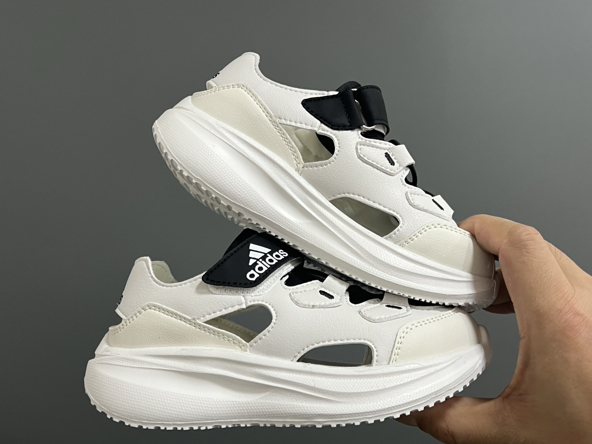 图片[9]-A家新款摇摆儿童凉鞋 尺码：26-35码 镂空设计，透气又舒适☁️ 魔术贴➕松紧带，穿脱便捷✌🏻 超轻耐磨防滑大底，脚感超赞👍🏻-选品中心