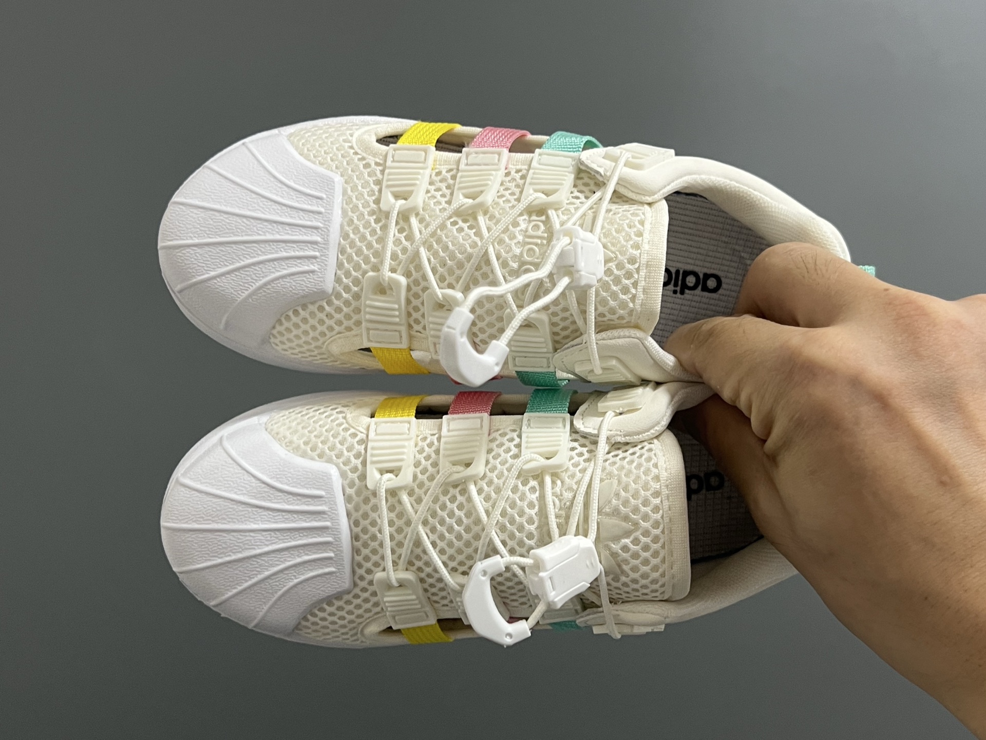 NO:338354,A new shell head hollow children's sandals SIZE26-37 Classic shell head style hollow design breathable and comfortable One-step design, easy to put on and take off Ultralight EVA outsole, foot feeling self-evident, Adidas, sandals,19860909A家新款贝壳头镂空儿童凉鞋 SIZE26-37码 经典贝壳头款式 镂空设计透气又舒适 一脚蹬设计,穿脱方便 超轻EVA大底,脚感不言而喻,阿迪达斯,sandals,,Children's