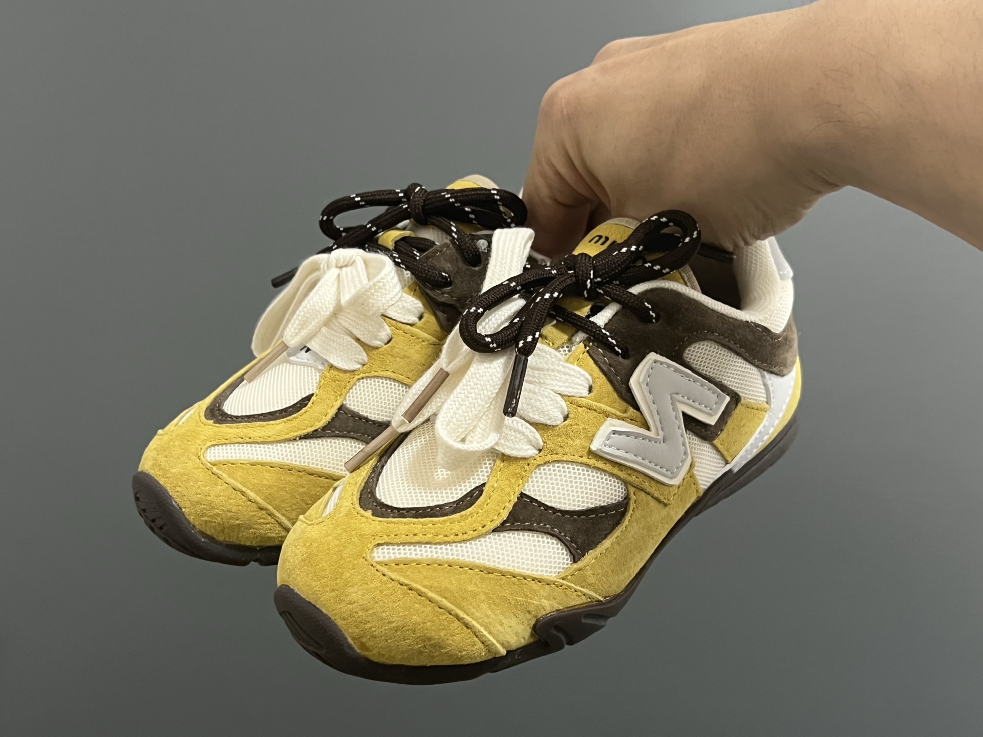 NB新款9060联名儿童魔术贴休闲鞋 尺码：24-37码 经典NB9060联名系列🆕 魔术贴设计，穿脱方便✌🏻 网面皮料拼接，质感满满💯 百搭又时髦款✨-选品中心