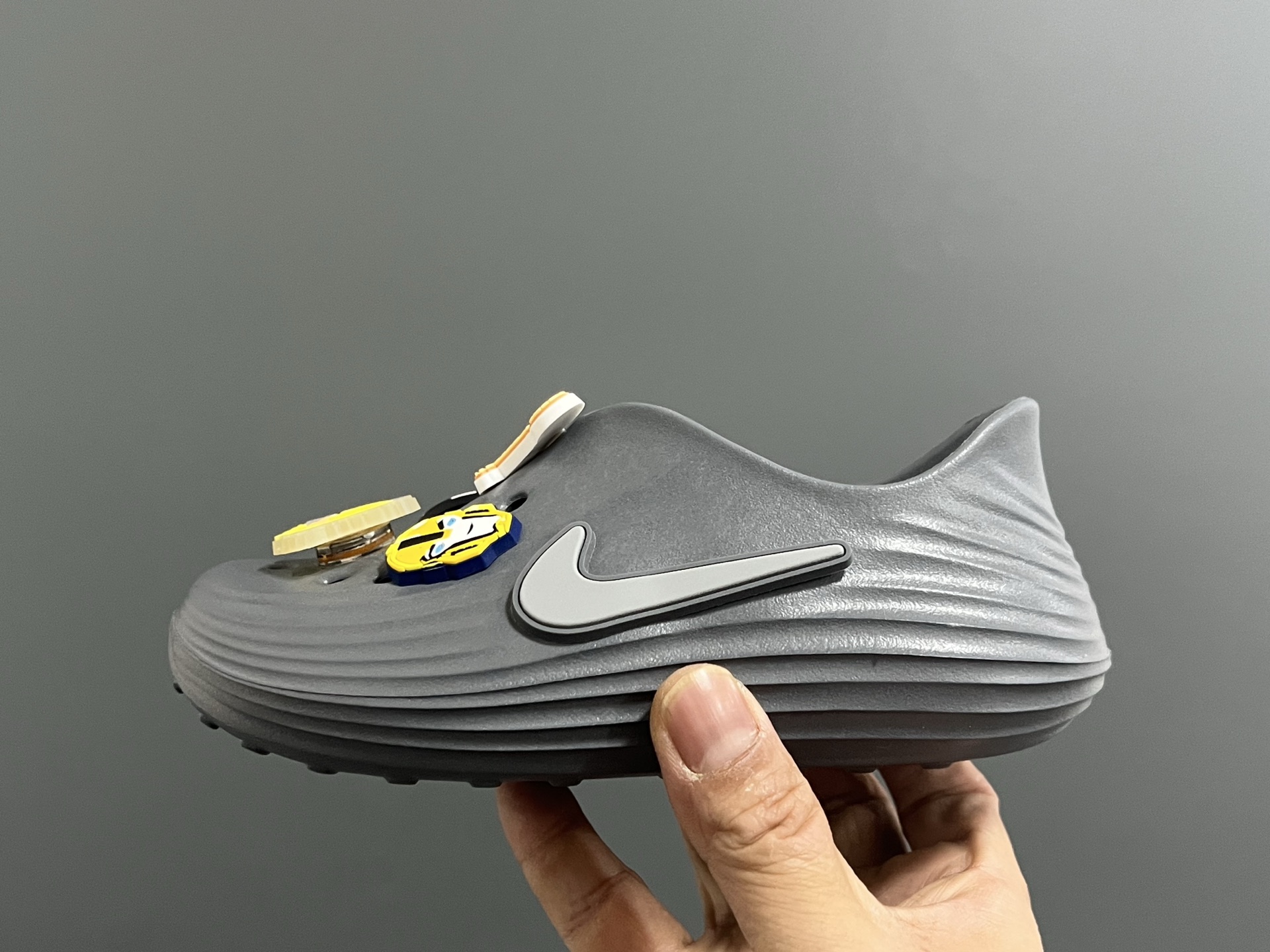 图片[4]-NK 新款洞洞沙滩一脚蹬亲子凉鞋 尺码：28-35码， 经典NK洞洞凉鞋款🏝️ 超轻EVA一体款式，超轻超舒适☁️ 可爱的卡通挂件搭配，上脚爱超可爱☺️ 大人不带配饰，下单注意⚠️-选品中心