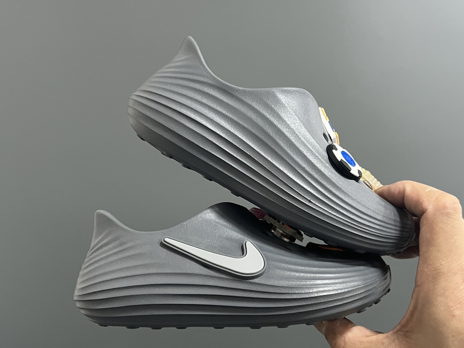 图片[9]-NK 新款洞洞沙滩一脚蹬亲子凉鞋 尺码：28-35码， 经典NK洞洞凉鞋款🏝️ 超轻EVA一体款式，超轻超舒适☁️ 可爱的卡通挂件搭配，上脚爱超可爱☺️ 大人不带配饰，下单注意⚠️-选品中心