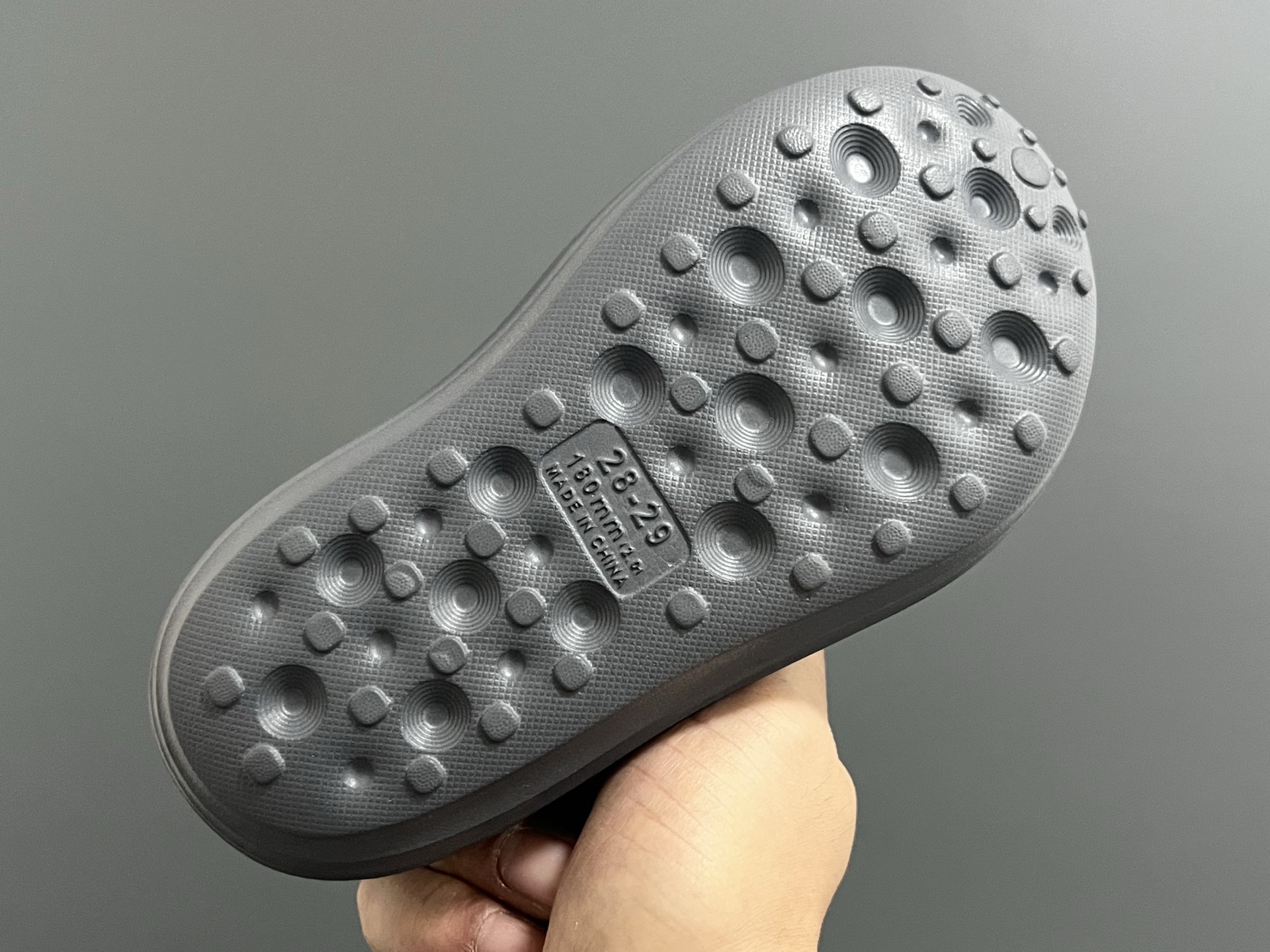 图片[5]-NK 新款洞洞沙滩一脚蹬亲子凉鞋 尺码：28-35码， 经典NK洞洞凉鞋款🏝️ 超轻EVA一体款式，超轻超舒适☁️ 可爱的卡通挂件搭配，上脚爱超可爱☺️ 大人不带配饰，下单注意⚠️-选品中心