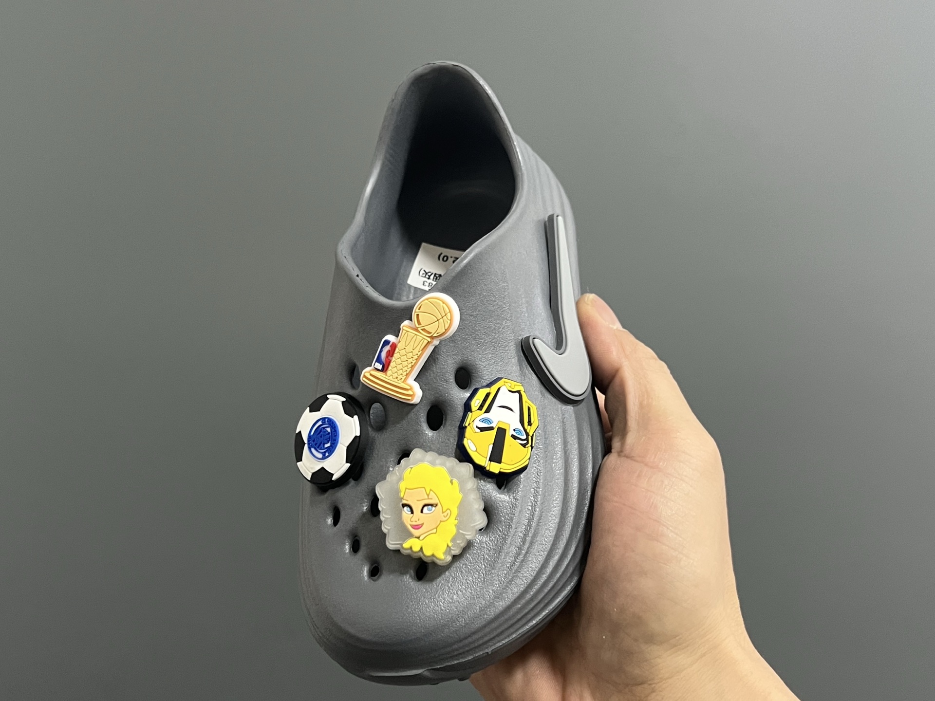 图片[3]-NK 新款洞洞沙滩一脚蹬亲子凉鞋 尺码：28-35码， 经典NK洞洞凉鞋款🏝️ 超轻EVA一体款式，超轻超舒适☁️ 可爱的卡通挂件搭配，上脚爱超可爱☺️ 大人不带配饰，下单注意⚠️-选品中心