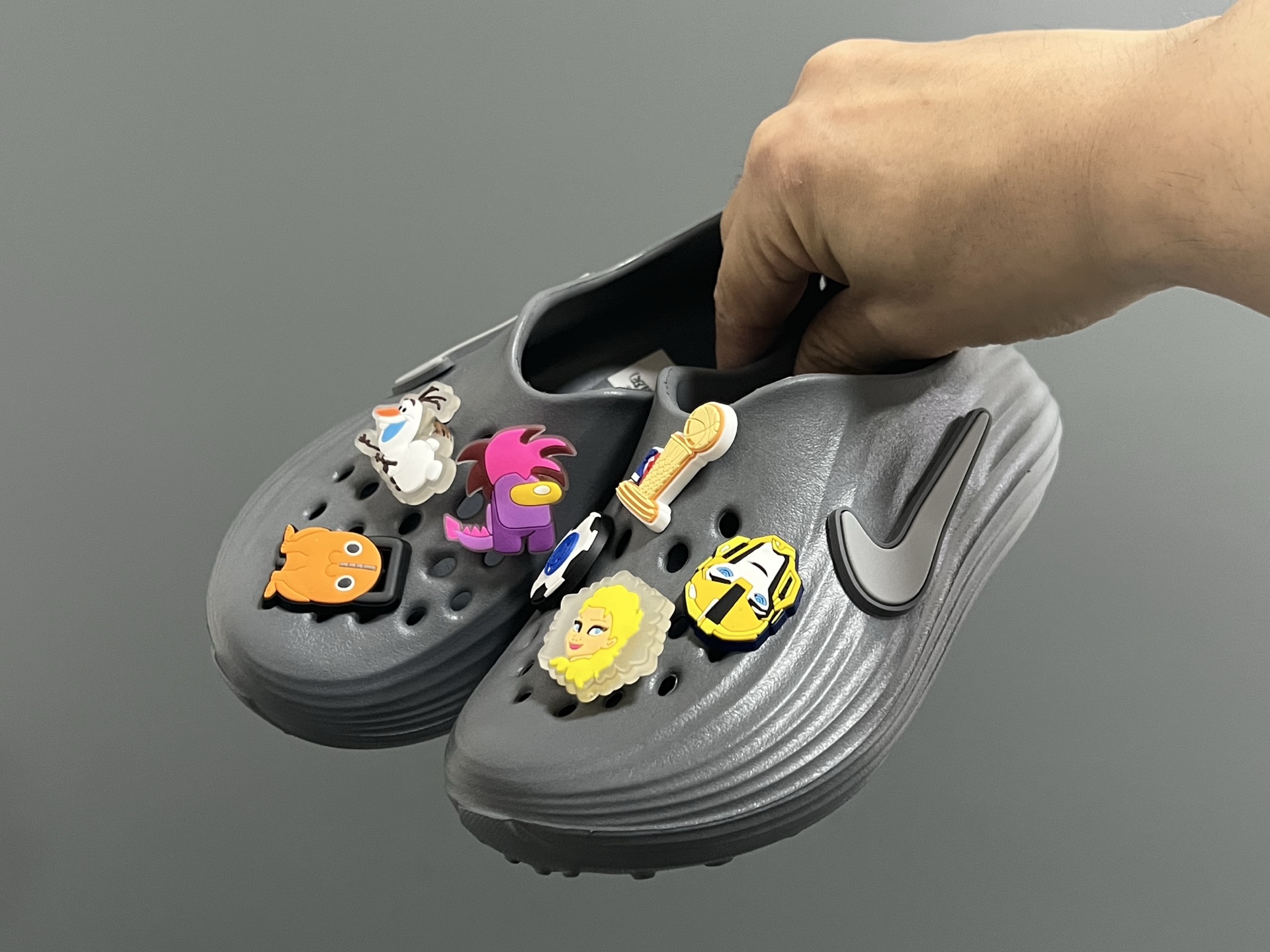 NK 新款洞洞沙滩一脚蹬亲子凉鞋 尺码：28-35码， 经典NK洞洞凉鞋款🏝️ 超轻EVA一体款式，超轻超舒适☁️ 可爱的卡通挂件搭配，上脚爱超可爱☺️ 大人不带配饰，下单注意⚠️-选品中心