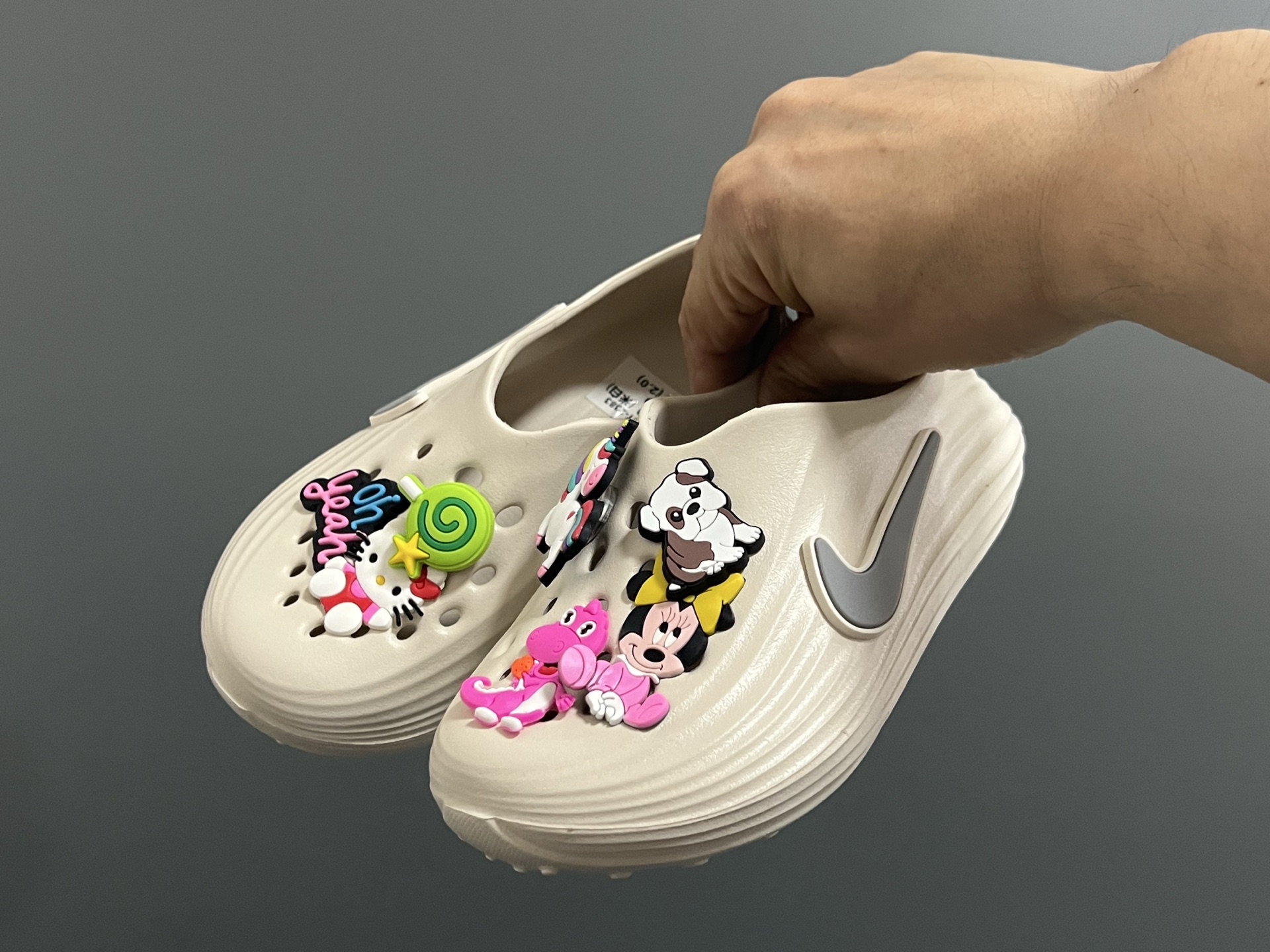 图片[2]-NK 新款洞洞沙滩一脚蹬亲子凉鞋 尺码：28-35码， 经典NK洞洞凉鞋款🏝️ 超轻EVA一体款式，超轻超舒适☁️ 可爱的卡通挂件搭配，上脚爱超可爱☺️ 大人不带配饰，下单注意⚠️-选品中心