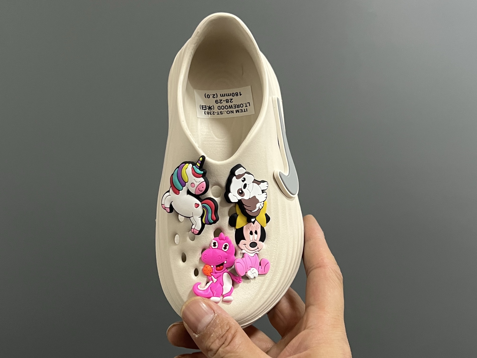 图片[7]-NK 新款洞洞沙滩一脚蹬亲子凉鞋 尺码：28-35码， 经典NK洞洞凉鞋款🏝️ 超轻EVA一体款式，超轻超舒适☁️ 可爱的卡通挂件搭配，上脚爱超可爱☺️ 大人不带配饰，下单注意⚠️-选品中心