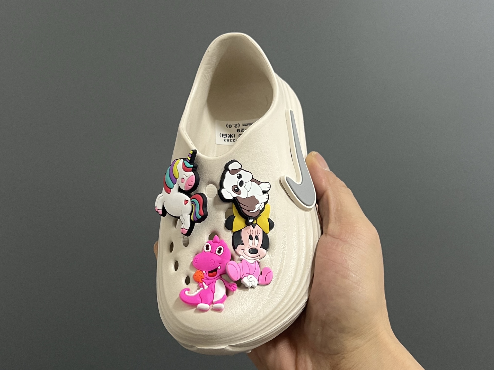 图片[3]-NK 新款洞洞沙滩一脚蹬亲子凉鞋 尺码：28-35码， 经典NK洞洞凉鞋款🏝️ 超轻EVA一体款式，超轻超舒适☁️ 可爱的卡通挂件搭配，上脚爱超可爱☺️ 大人不带配饰，下单注意⚠️-选品中心