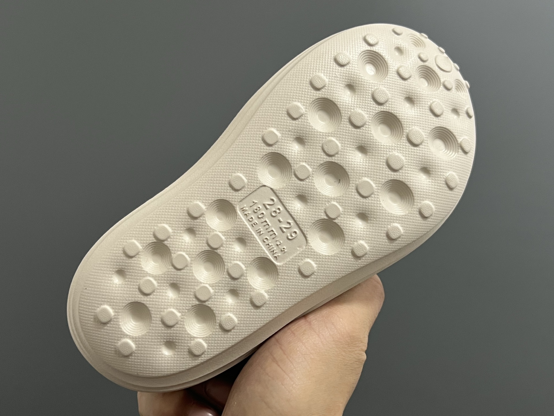 图片[5]-NK 新款洞洞沙滩一脚蹬亲子凉鞋 尺码：28-35码， 经典NK洞洞凉鞋款🏝️ 超轻EVA一体款式，超轻超舒适☁️ 可爱的卡通挂件搭配，上脚爱超可爱☺️ 大人不带配饰，下单注意⚠️-选品中心