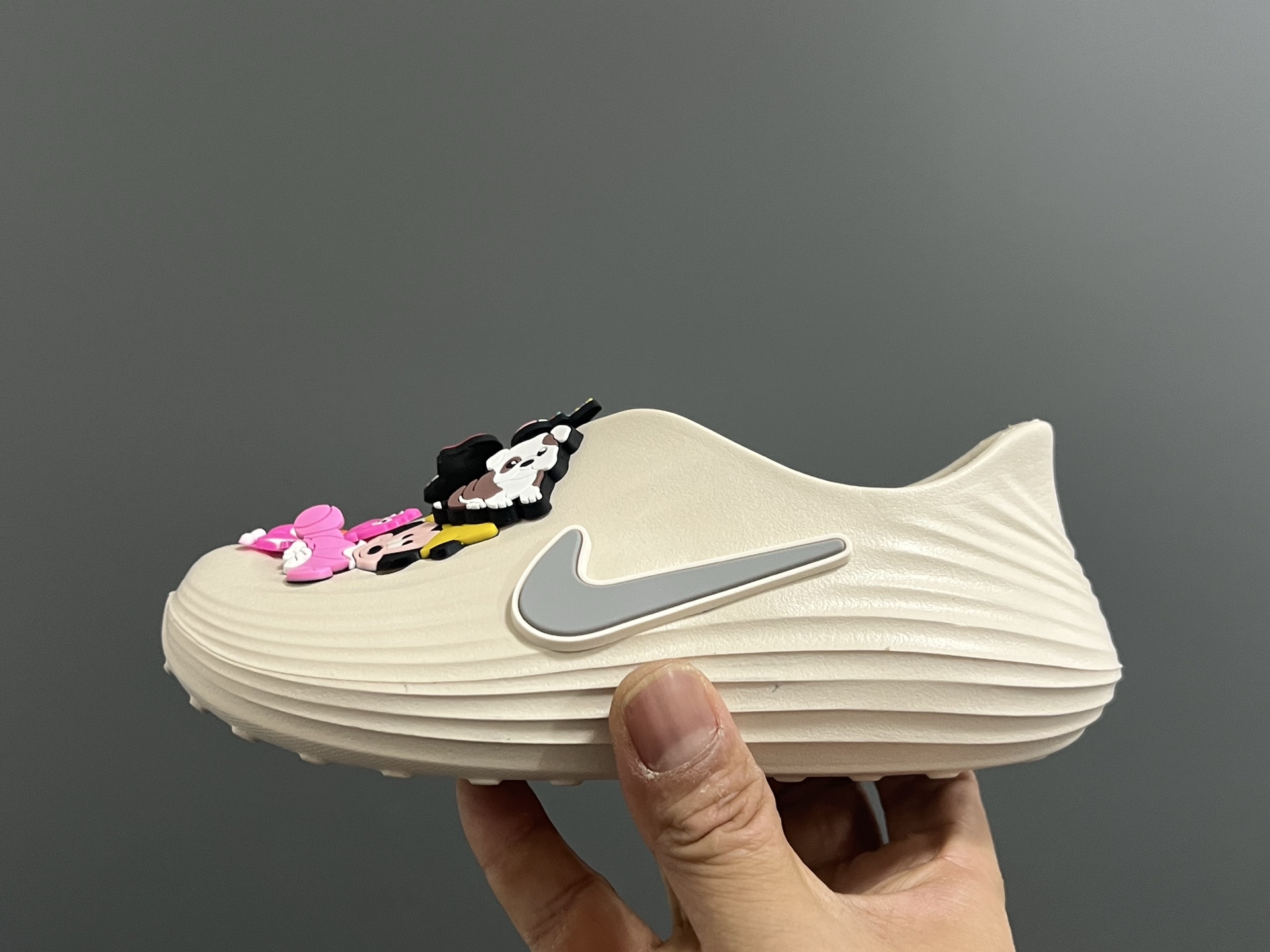 图片[4]-NK 新款洞洞沙滩一脚蹬亲子凉鞋 尺码：28-35码， 经典NK洞洞凉鞋款🏝️ 超轻EVA一体款式，超轻超舒适☁️ 可爱的卡通挂件搭配，上脚爱超可爱☺️ 大人不带配饰，下单注意⚠️-选品中心