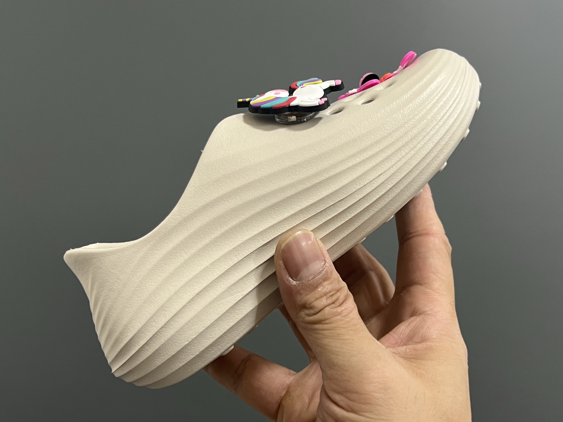 图片[6]-NK 新款洞洞沙滩一脚蹬亲子凉鞋 尺码：28-35码， 经典NK洞洞凉鞋款🏝️ 超轻EVA一体款式，超轻超舒适☁️ 可爱的卡通挂件搭配，上脚爱超可爱☺️ 大人不带配饰，下单注意⚠️-选品中心