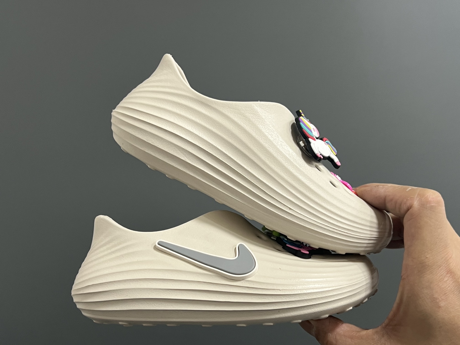 图片[9]-NK 新款洞洞沙滩一脚蹬亲子凉鞋 尺码：28-35码， 经典NK洞洞凉鞋款🏝️ 超轻EVA一体款式，超轻超舒适☁️ 可爱的卡通挂件搭配，上脚爱超可爱☺️ 大人不带配饰，下单注意⚠️-选品中心