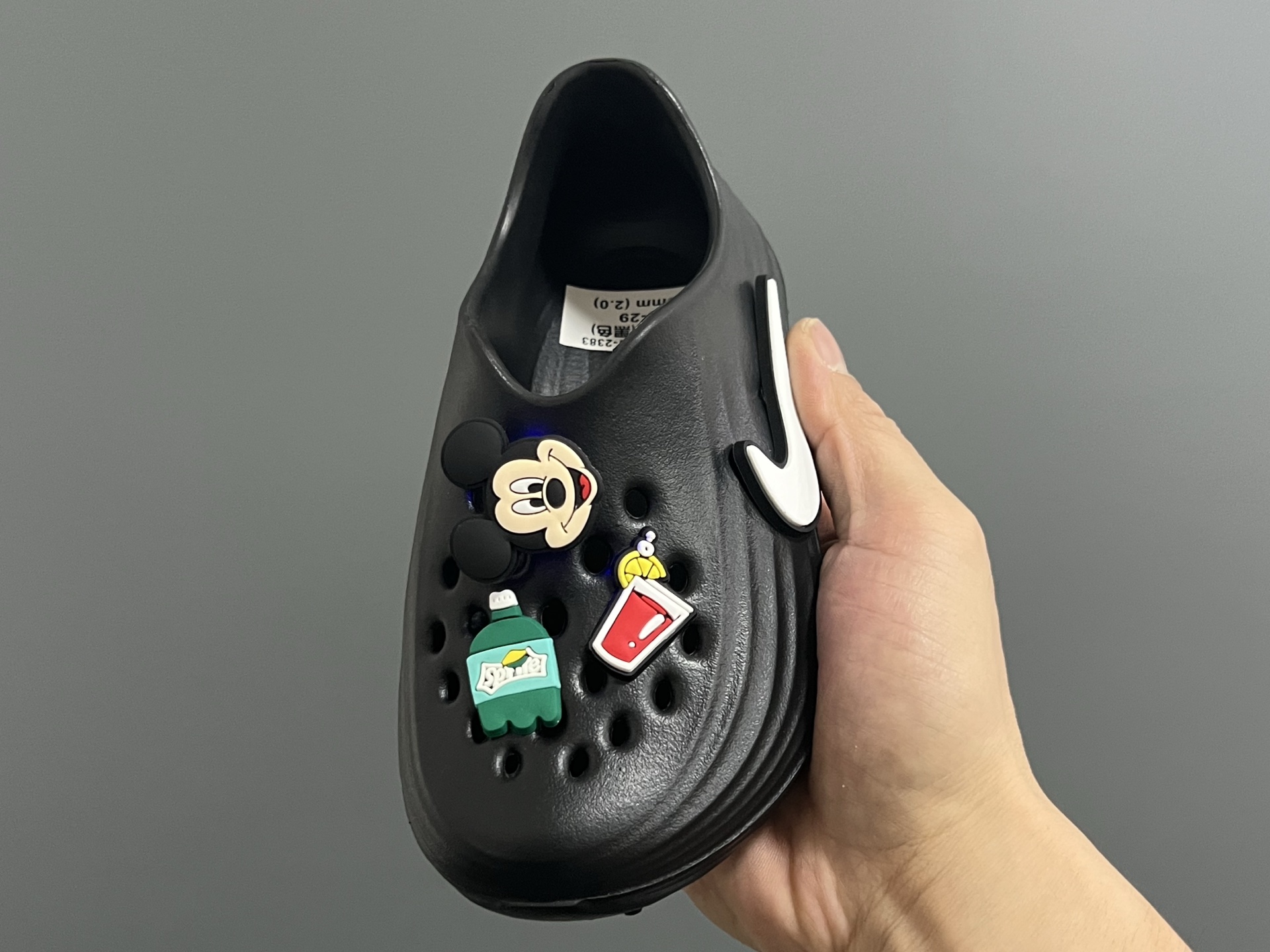 图片[3]-NK 新款洞洞沙滩一脚蹬亲子凉鞋 尺码：28-35码， 经典NK洞洞凉鞋款🏝️ 超轻EVA一体款式，超轻超舒适☁️ 可爱的卡通挂件搭配，上脚爱超可爱☺️ 大人不带配饰，下单注意⚠️-选品中心