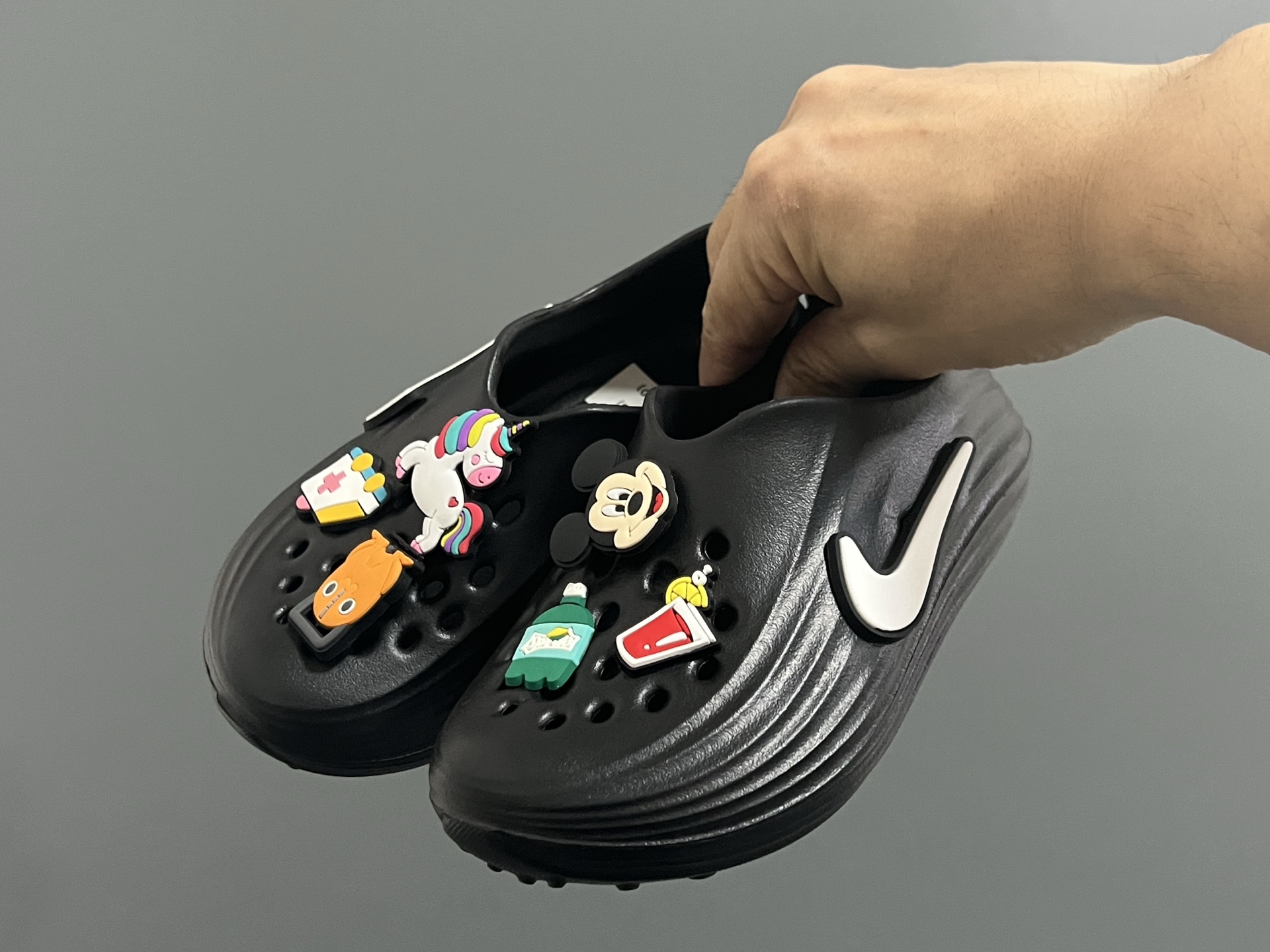 图片[2]-NK 新款洞洞沙滩一脚蹬亲子凉鞋 尺码：28-35码， 经典NK洞洞凉鞋款🏝️ 超轻EVA一体款式，超轻超舒适☁️ 可爱的卡通挂件搭配，上脚爱超可爱☺️ 大人不带配饰，下单注意⚠️-选品中心