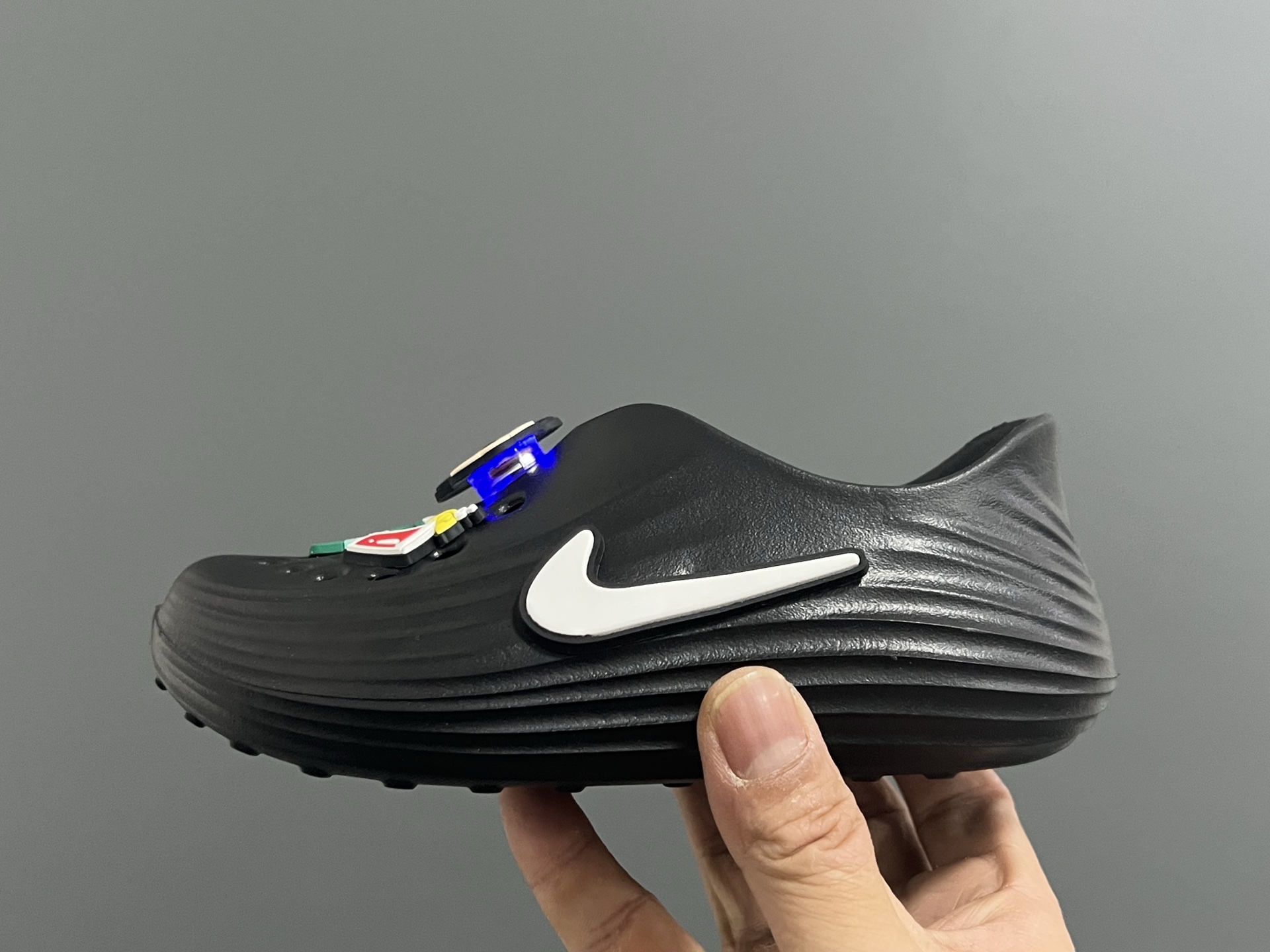 图片[4]-NK 新款洞洞沙滩一脚蹬亲子凉鞋 尺码：28-35码， 经典NK洞洞凉鞋款🏝️ 超轻EVA一体款式，超轻超舒适☁️ 可爱的卡通挂件搭配，上脚爱超可爱☺️ 大人不带配饰，下单注意⚠️-选品中心