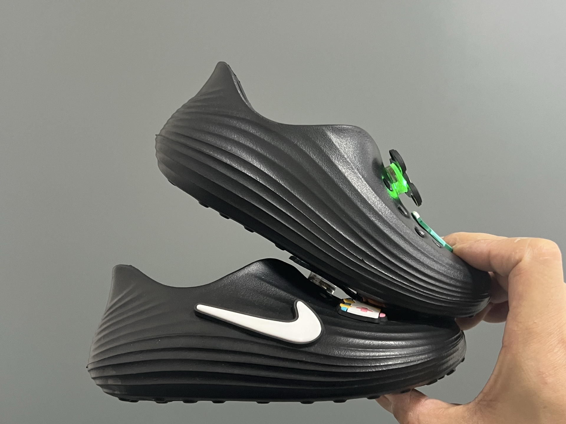 图片[9]-NK 新款洞洞沙滩一脚蹬亲子凉鞋 尺码：28-35码， 经典NK洞洞凉鞋款🏝️ 超轻EVA一体款式，超轻超舒适☁️ 可爱的卡通挂件搭配，上脚爱超可爱☺️ 大人不带配饰，下单注意⚠️-选品中心