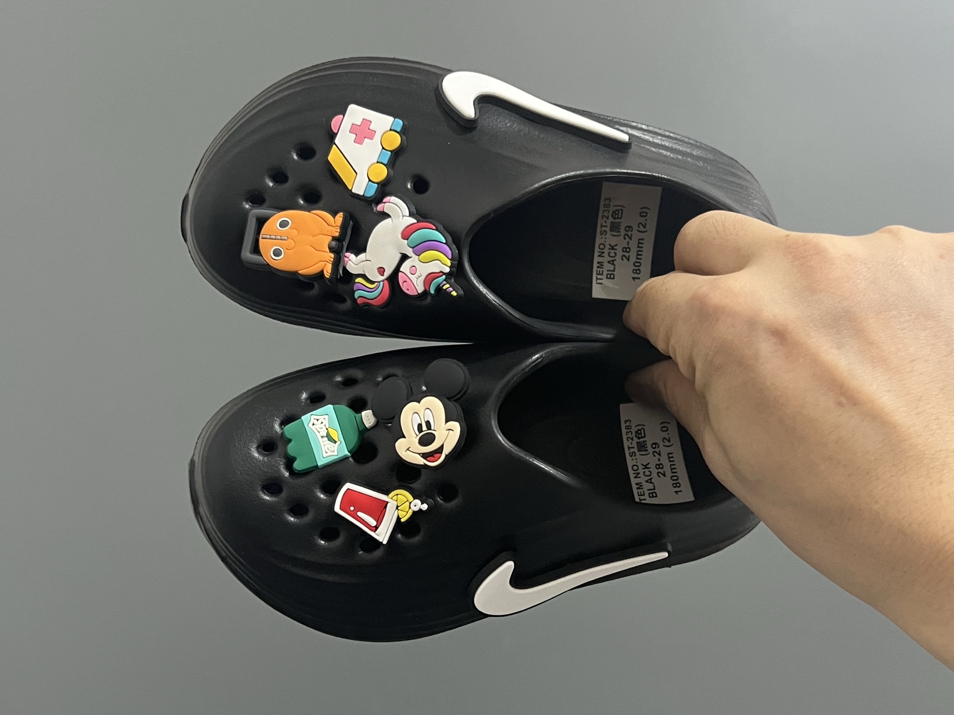 NK 新款洞洞沙滩一脚蹬亲子凉鞋 尺码：28-35码， 经典NK洞洞凉鞋款🏝️ 超轻EVA一体款式，超轻超舒适☁️ 可爱的卡通挂件搭配，上脚爱超可爱☺️ 大人不带配饰，下单注意⚠️-选品中心