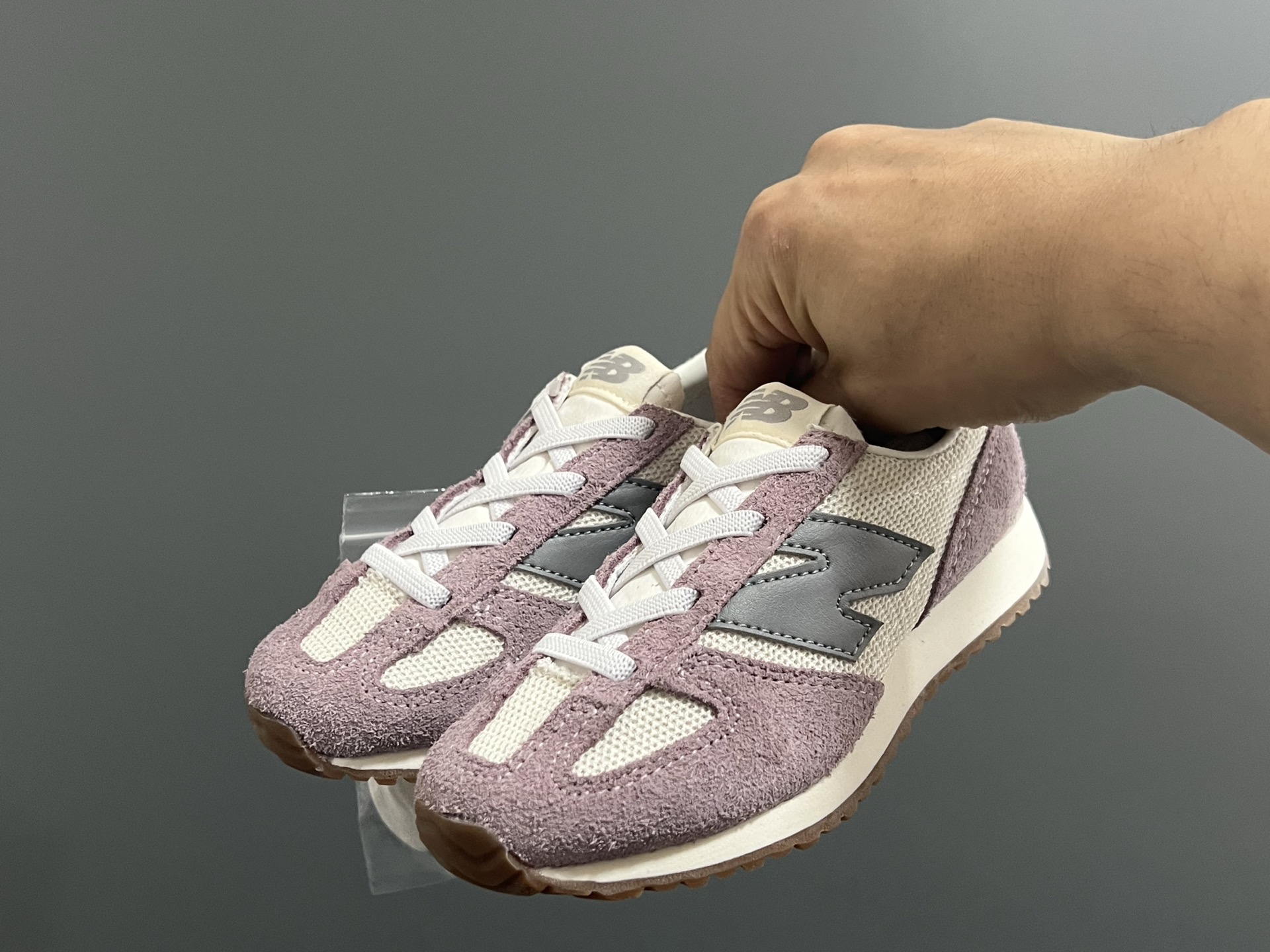 图片[2]-牛B新款471大小童亲子运动鞋 尺码：26-37码 经典NB471运动款🆕 小童松紧扣，大童鞋带扣设计⚠️ 优质麂皮拼接，质感满分💯 耐磨防滑大底，满足日常运动✔️-选品中心