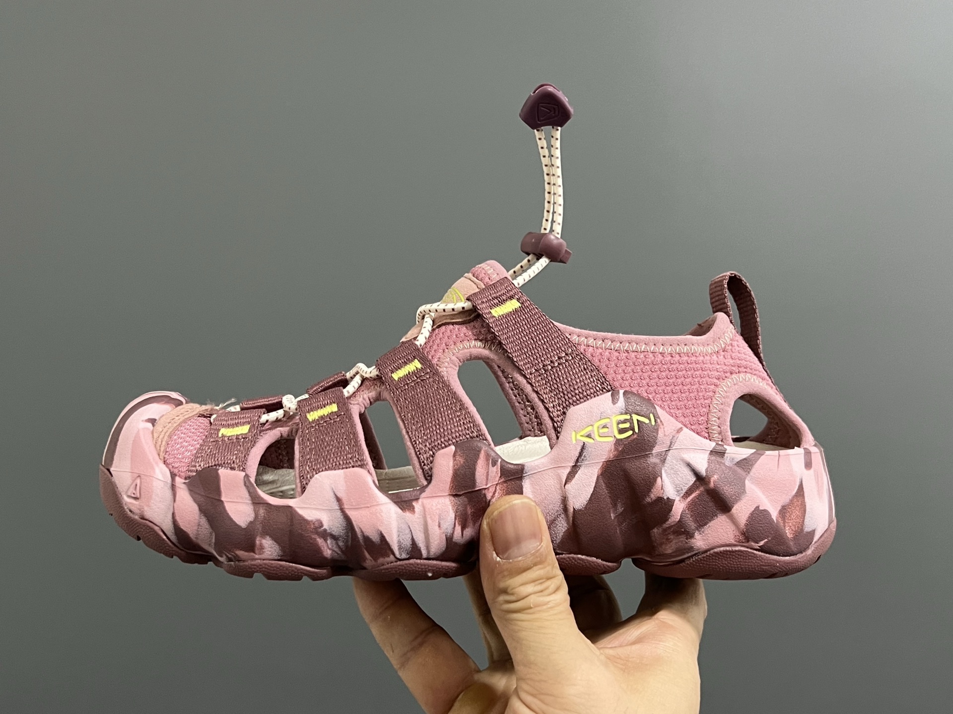 图片[2]-KEEN新款HYPERPORT H2高速2代户外溯溪情侣凉鞋 超赞的KEEN潮牌系列🆕 户外也可以穿的溯溪凉鞋🧗 镂空设计，透气又舒适☁️ 耐磨防滑大底，脚感超赞👍🏻 尺码：36 37 38 39 40 41 42 43 44 45（粉色36-40）-选品中心