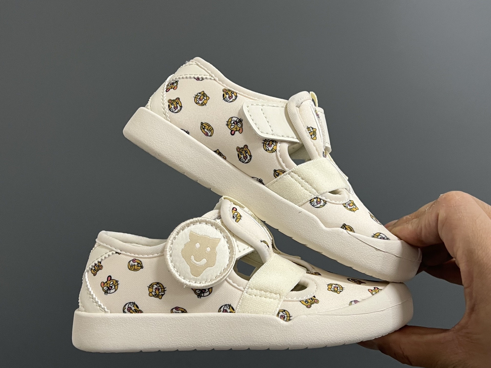 图片[9]-亚瑟士鬼冢虎MEXICO 66软底儿童魔术贴凉鞋 尺码：22-35码 超卡哇伊的鬼冢虎系列🆕 魔术贴加镂空设计，穿脱方便✌🏻 超软原装橡胶耐磨防滑大底，脚感不言而喻☁️-选品中心