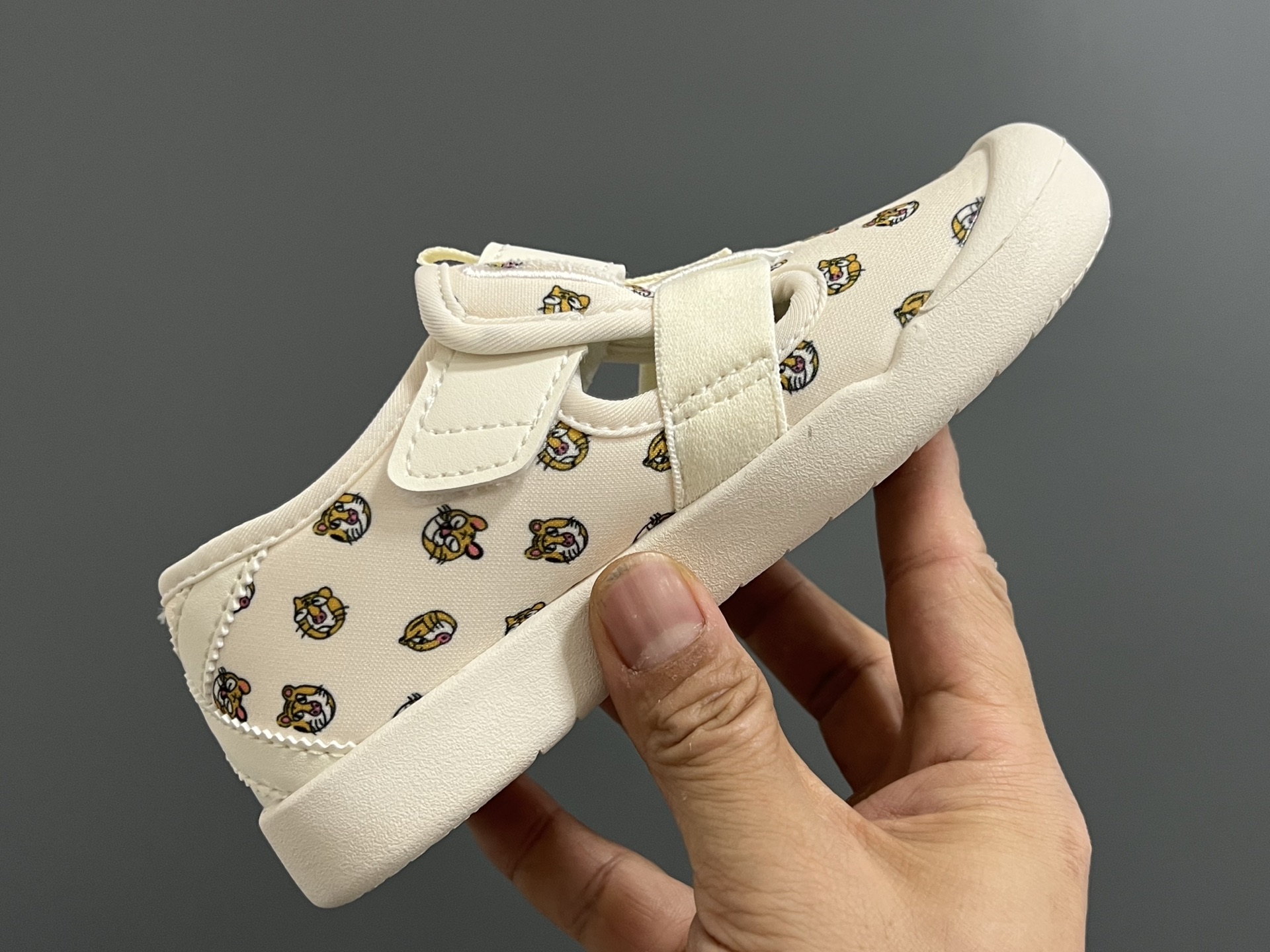 图片[6]-亚瑟士鬼冢虎MEXICO 66软底儿童魔术贴凉鞋 尺码：22-35码 超卡哇伊的鬼冢虎系列🆕 魔术贴加镂空设计，穿脱方便✌🏻 超软原装橡胶耐磨防滑大底，脚感不言而喻☁️-选品中心