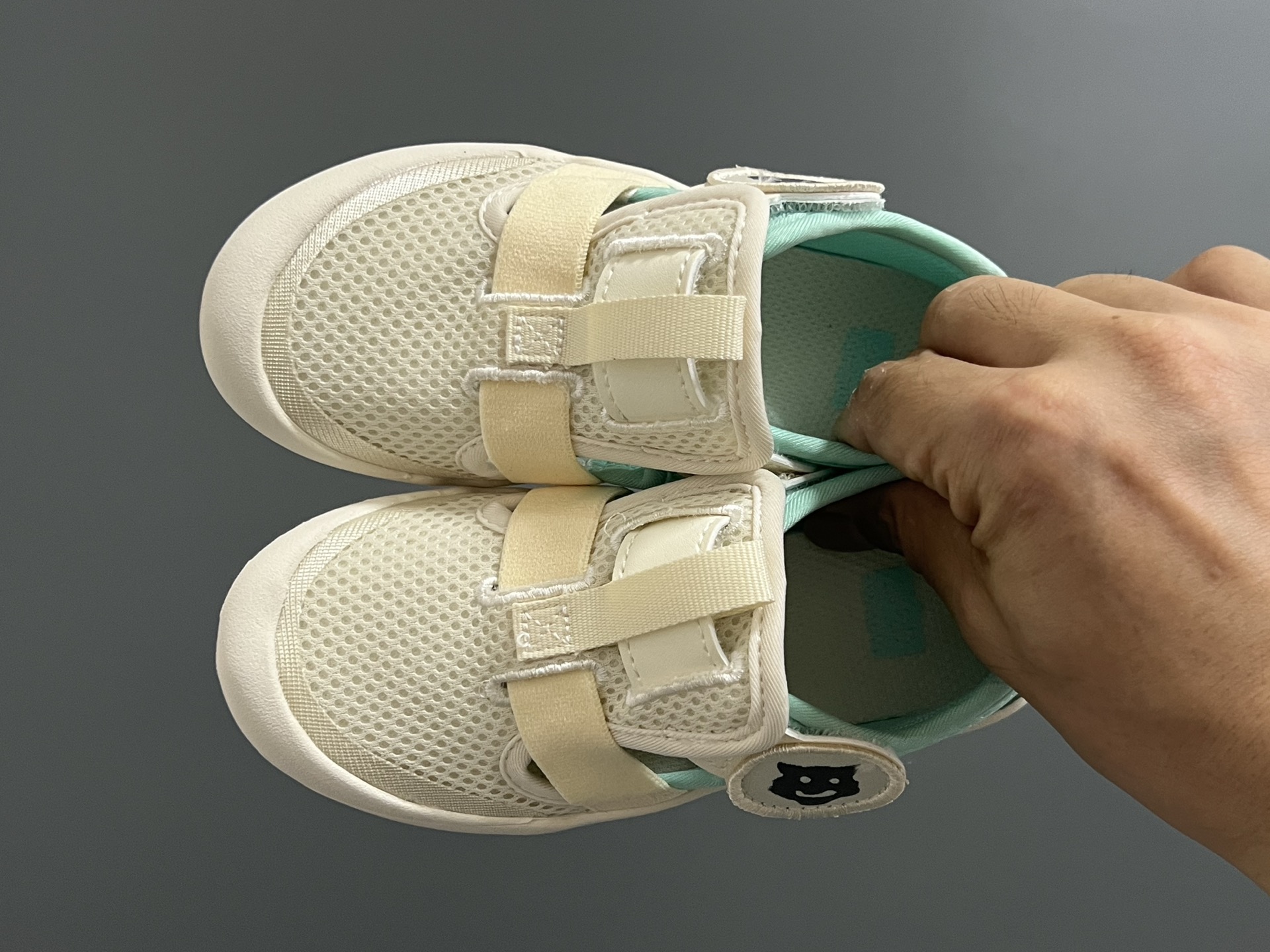 亚瑟士鬼冢虎MEXICO 66软底儿童魔术贴凉鞋 尺码：22-35码 超卡哇伊的鬼冢虎系列🆕 魔术贴加镂空设计，穿脱方便✌🏻 超软原装橡胶耐磨防滑大底，脚感不言而喻☁️-选品中心