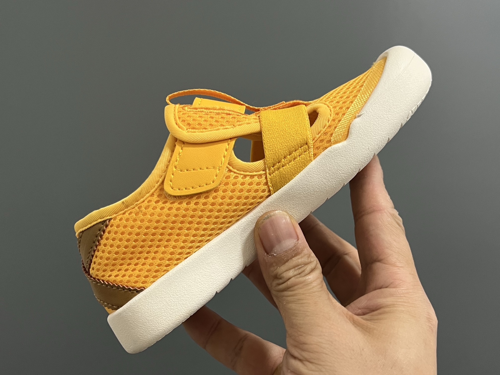 图片[6]-亚瑟士鬼冢虎MEXICO 66软底儿童魔术贴凉鞋 尺码：22-35码 超卡哇伊的鬼冢虎系列🆕 魔术贴加镂空设计，穿脱方便✌🏻 超软原装橡胶耐磨防滑大底，脚感不言而喻☁️-选品中心