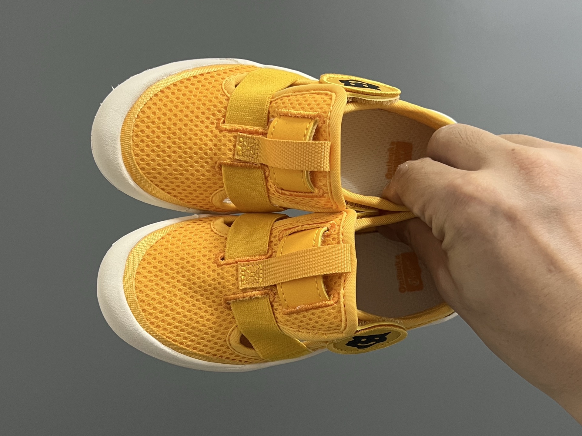 亚瑟士鬼冢虎MEXICO 66软底儿童魔术贴凉鞋 尺码：22-35码 超卡哇伊的鬼冢虎系列🆕 魔术贴加镂空设计，穿脱方便✌🏻 超软原装橡胶耐磨防滑大底，脚感不言而喻☁️-选品中心