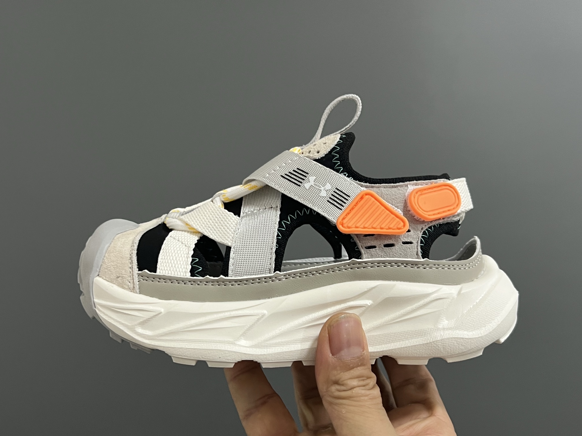 图片[4]-安家新款包头镂空魔术贴儿童凉鞋 尺码：27-37码 超爱的安德玛系列🆕 镂空包头设计，透气又舒适☁️ 橡胶耐磨防滑大底，脚感超赞👍🏻-选品中心