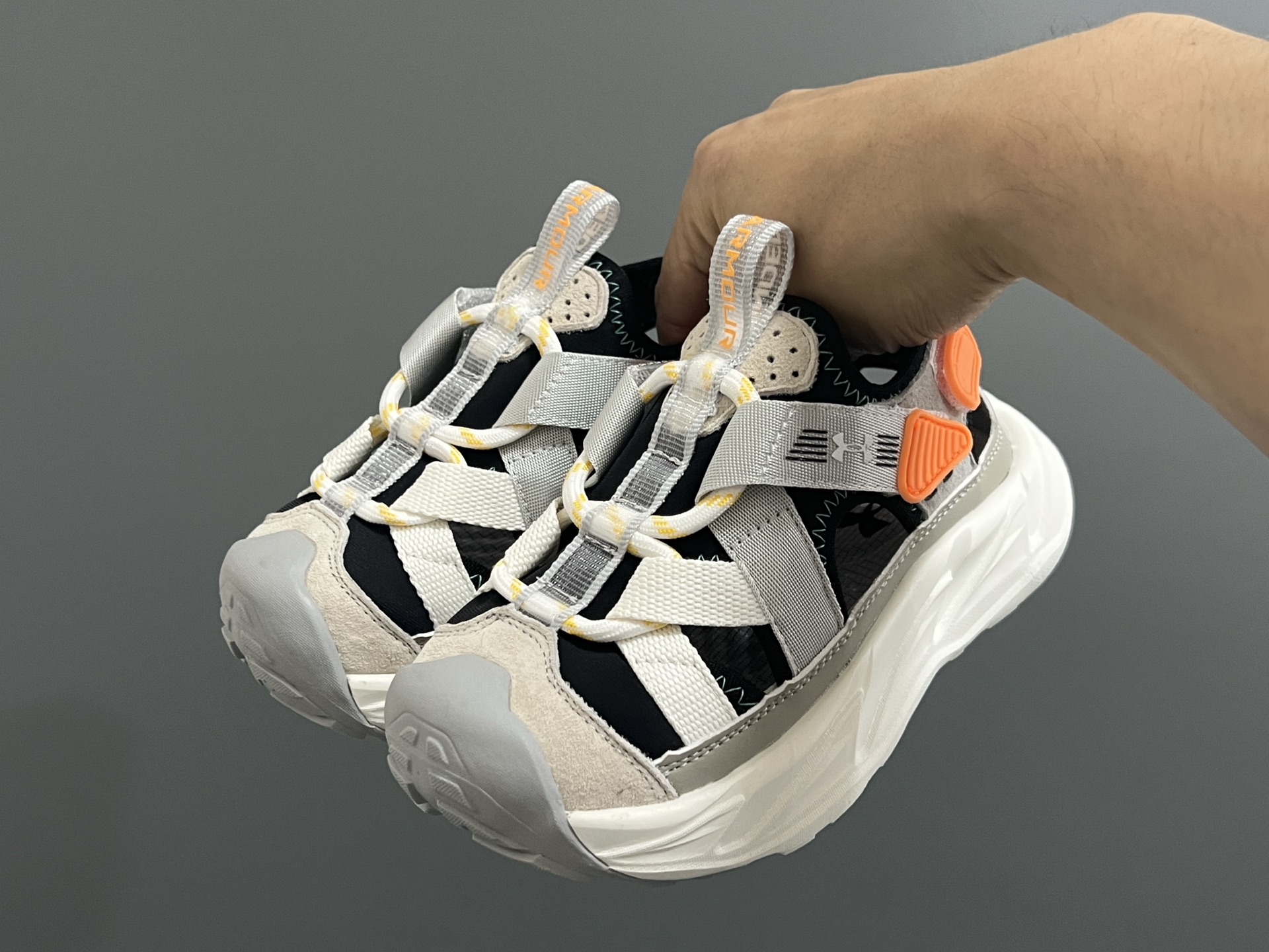 图片[2]-安家新款包头镂空魔术贴儿童凉鞋 尺码：27-37码 超爱的安德玛系列🆕 镂空包头设计，透气又舒适☁️ 橡胶耐磨防滑大底，脚感超赞👍🏻-选品中心