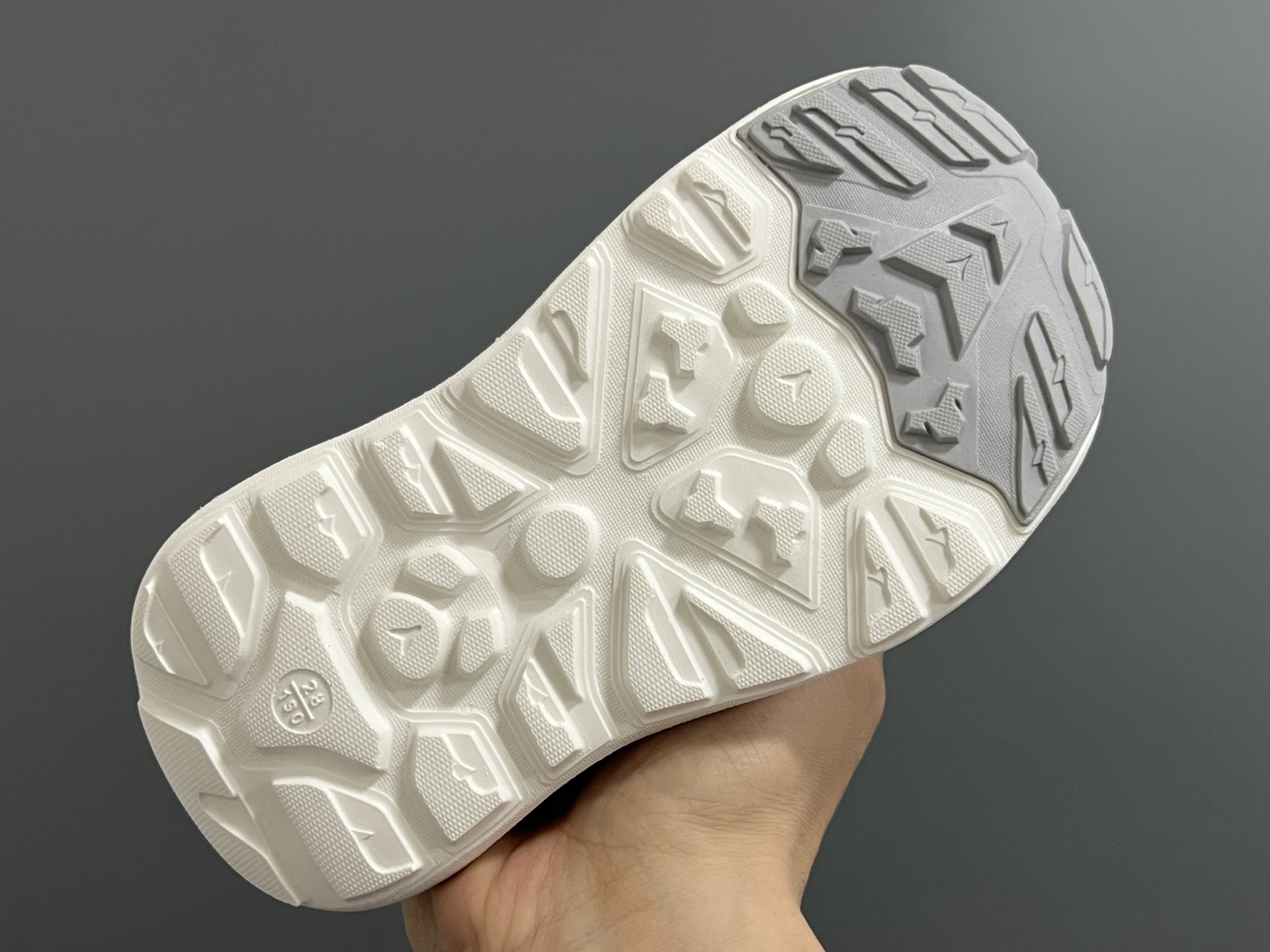 图片[5]-安家新款包头镂空魔术贴儿童凉鞋 尺码：27-37码 超爱的安德玛系列🆕 镂空包头设计，透气又舒适☁️ 橡胶耐磨防滑大底，脚感超赞👍🏻-选品中心