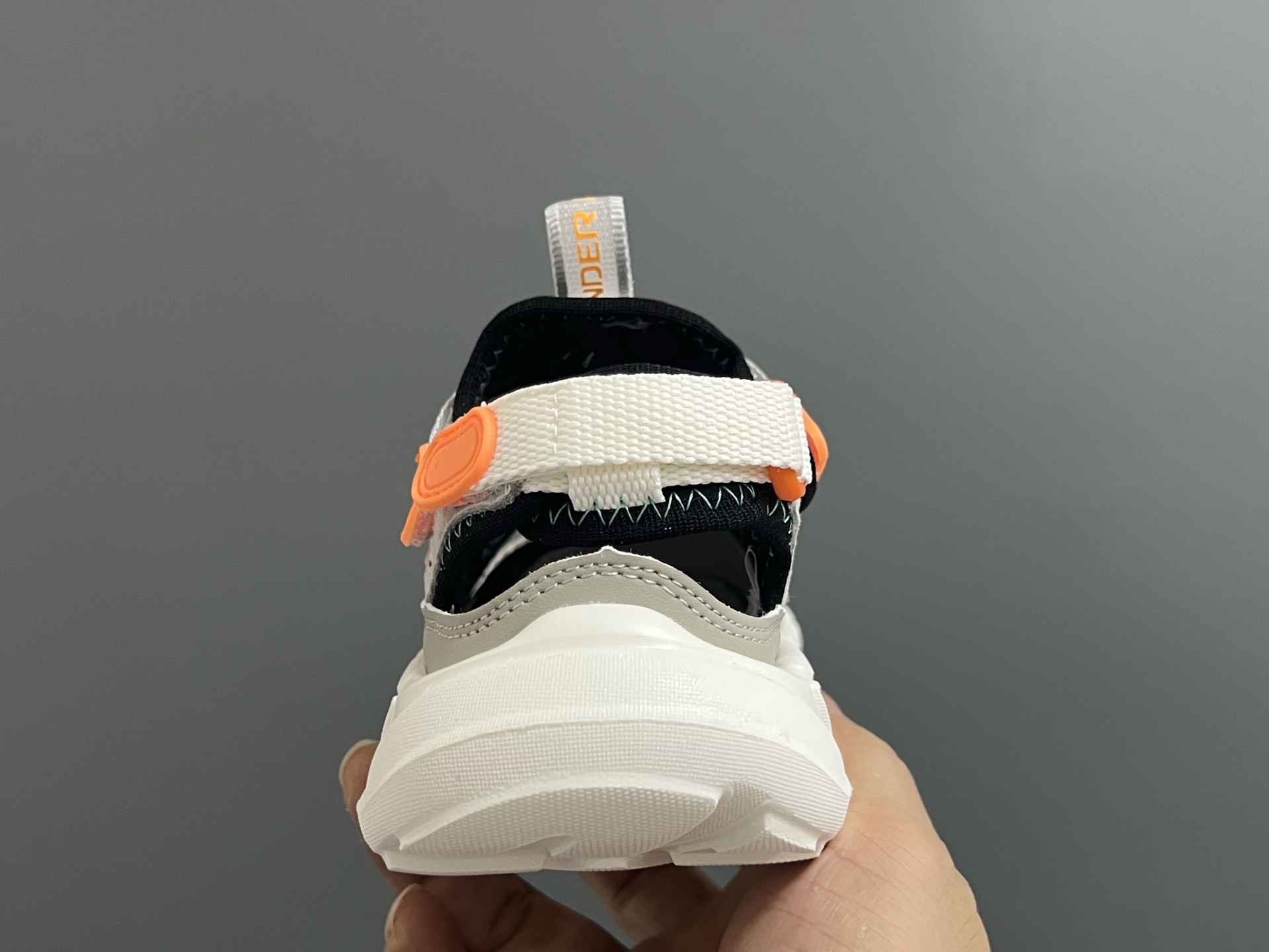 图片[7]-安家新款包头镂空魔术贴儿童凉鞋 尺码：27-37码 超爱的安德玛系列🆕 镂空包头设计，透气又舒适☁️ 橡胶耐磨防滑大底，脚感超赞👍🏻-选品中心