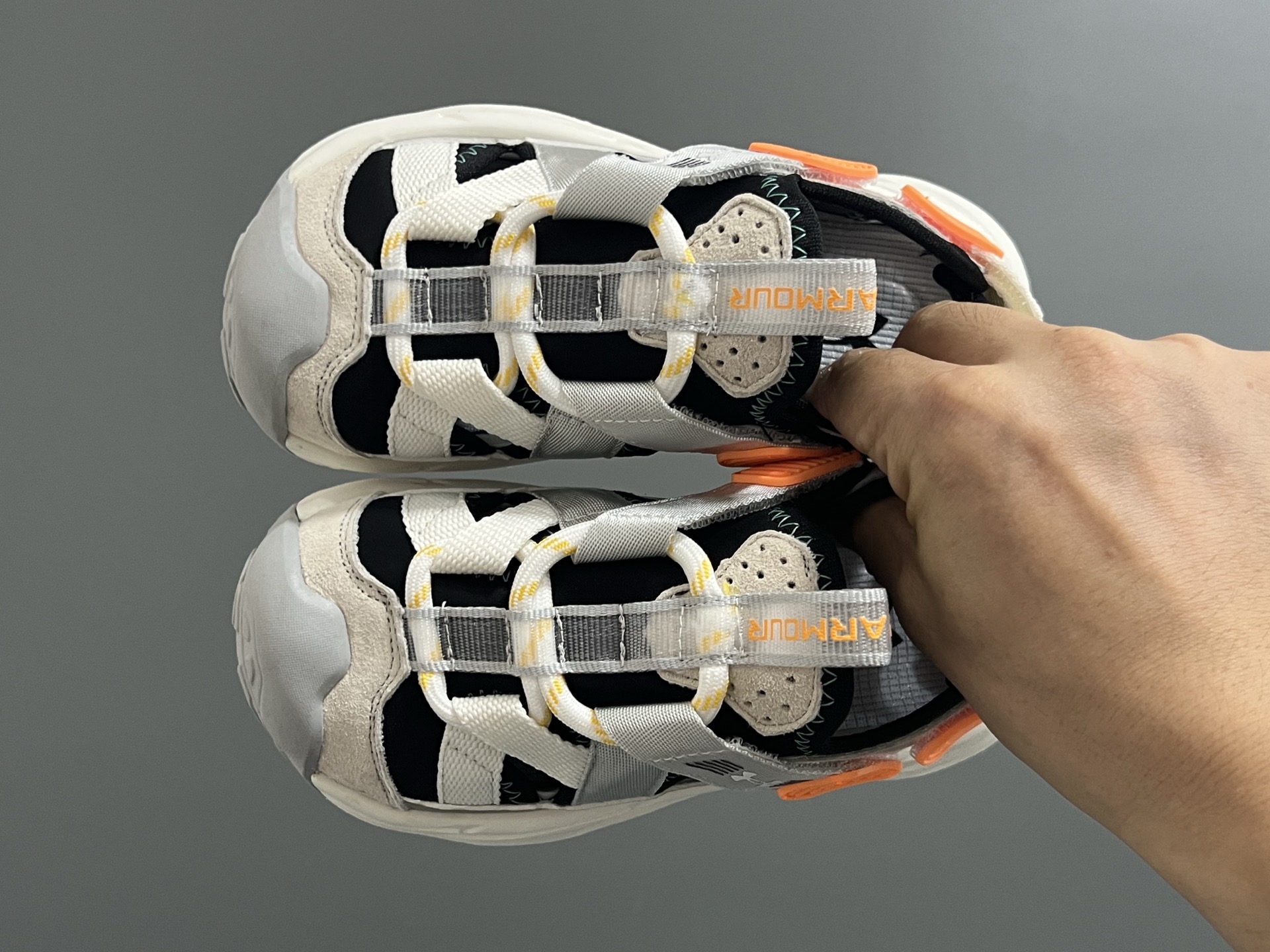 安家新款包头镂空魔术贴儿童凉鞋 尺码：27-37码 超爱的安德玛系列🆕 镂空包头设计，透气又舒适☁️ 橡胶耐磨防滑大底，脚感超赞👍🏻-选品中心